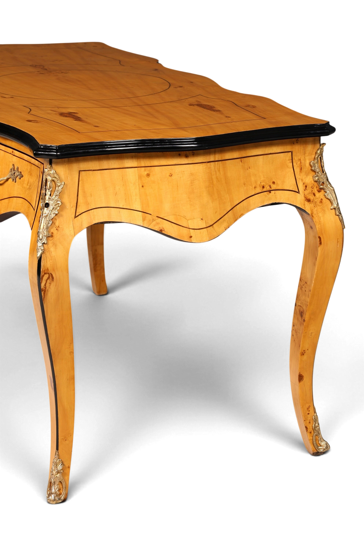 Hauptstadt Möblerei Louis XV Schreibtisch aus Massivholz mit geschwungenen Beinen und goldenen Messingverzierungen