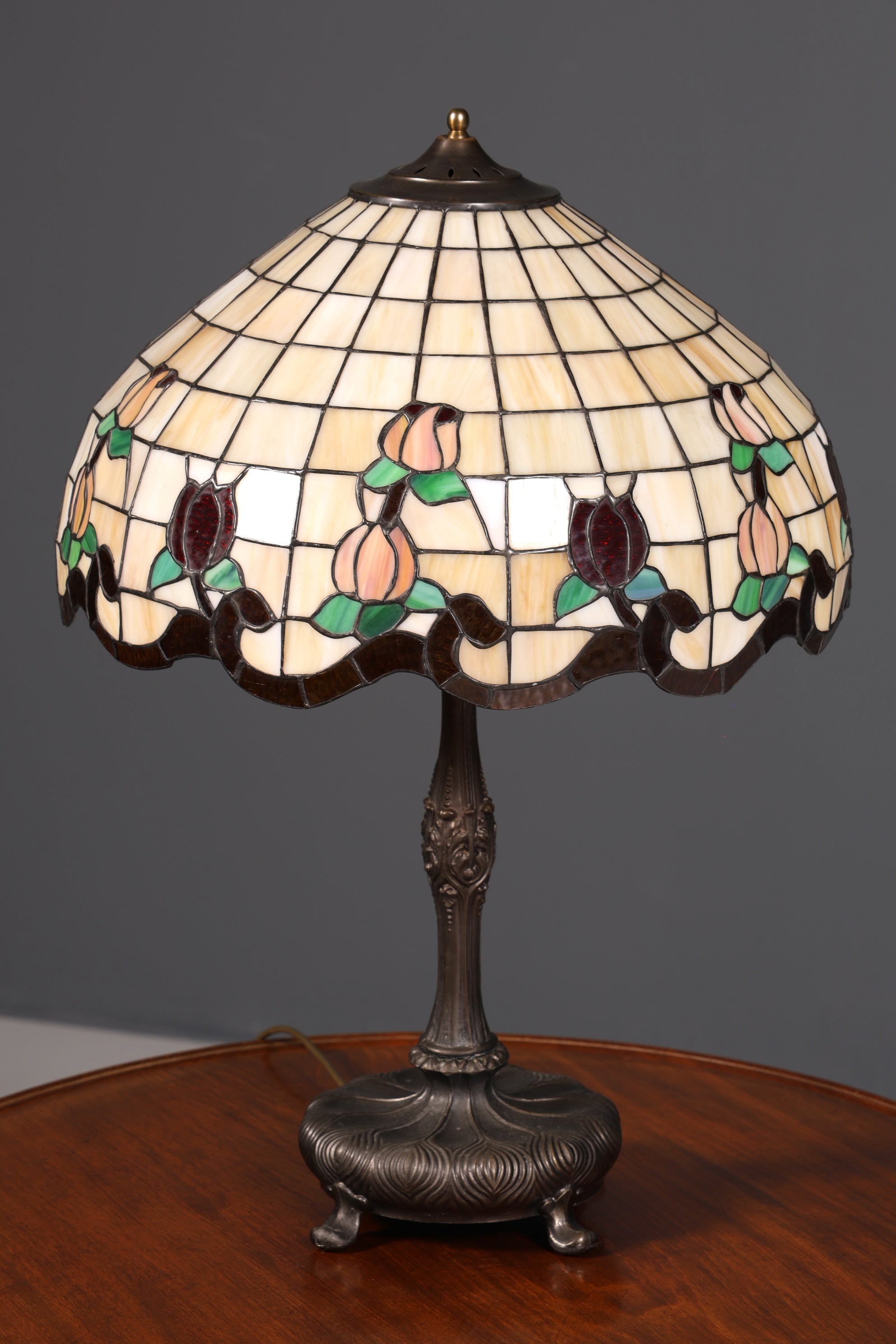 Lampe de table Tiffany ancienne au style onirique, abat-jour en verre, pied en laiton, lampe ornée