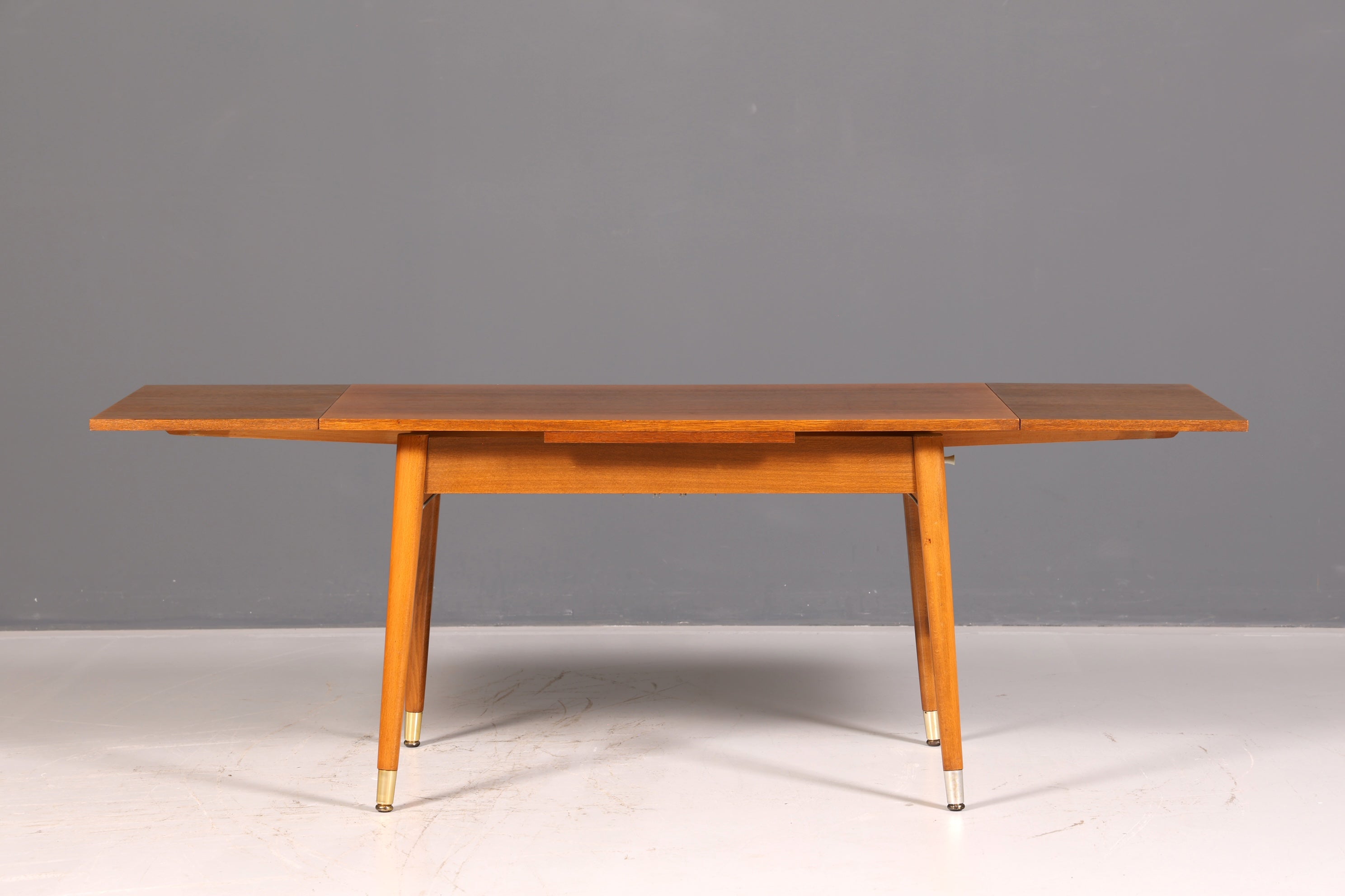 Magnifique table de cuisine du milieu du siècle, table vintage extensible et réglable en hauteur, table à manger en bois des années 60