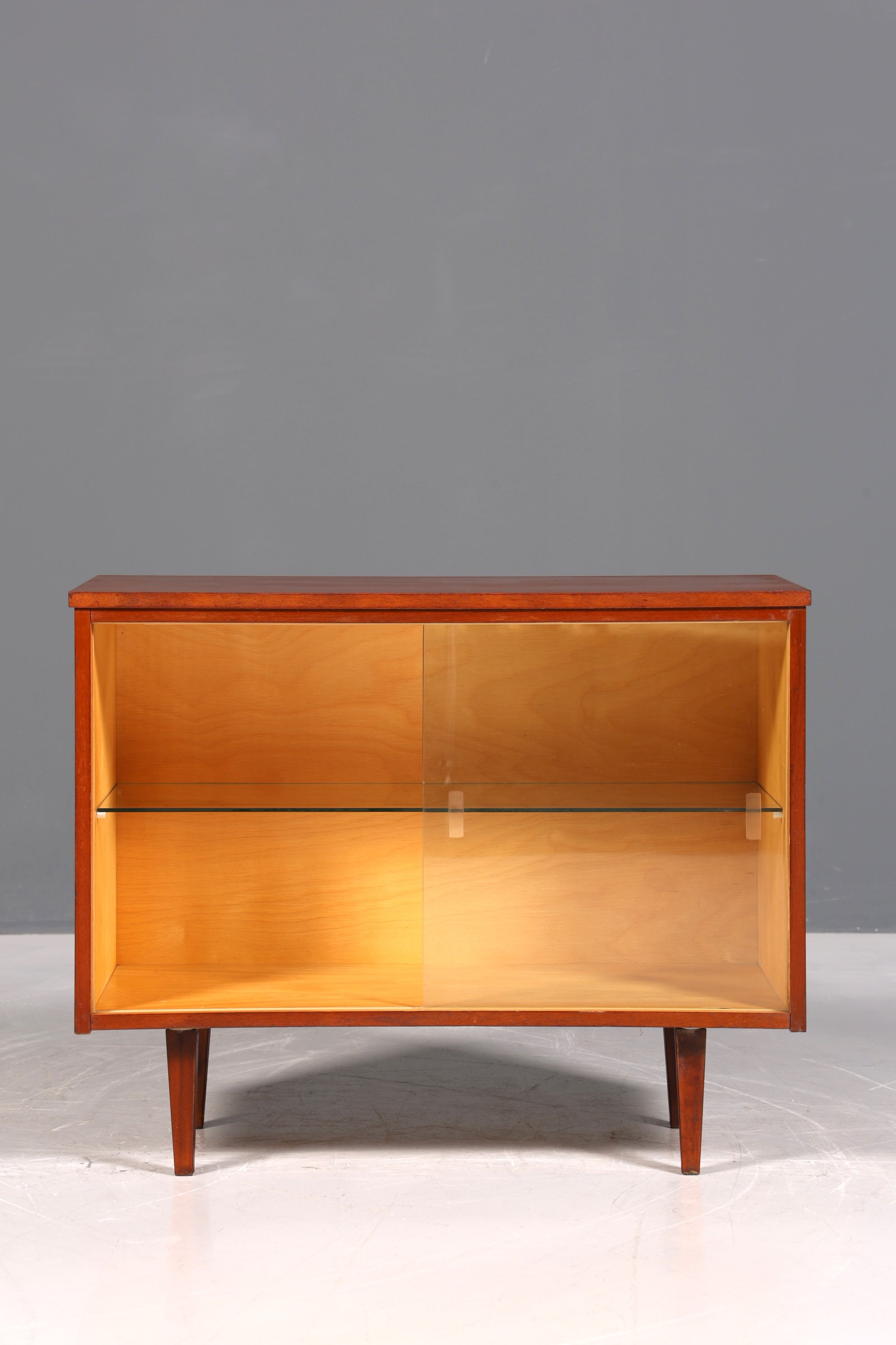 Magnifique vitrine vintage du milieu du siècle, bibliothèque rétro.