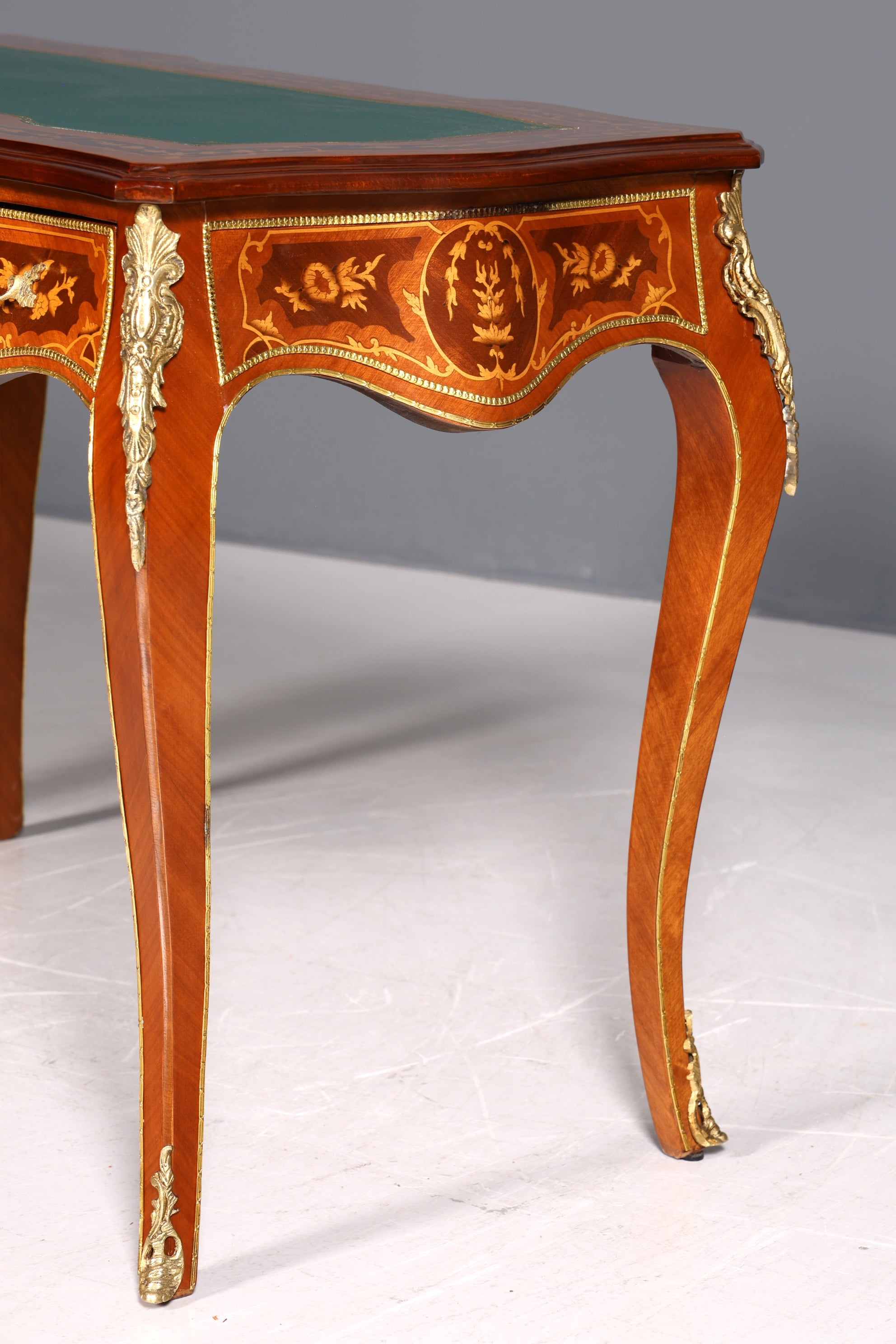 Magnifique bureau de style Louis XV, bureau de bureau français, table de bureau de style ancien