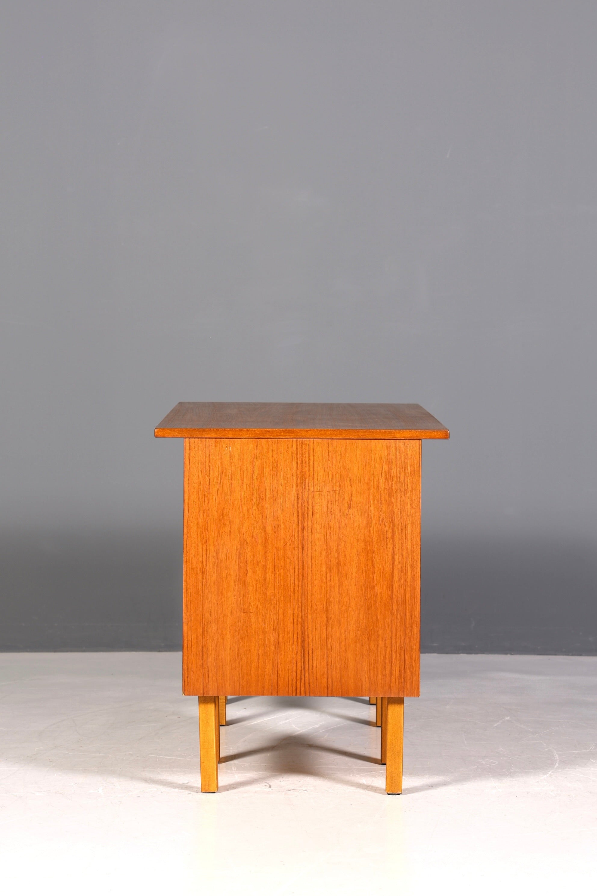 Magnifique bureau vintage de style danois, design des années 50, en bois de teck.