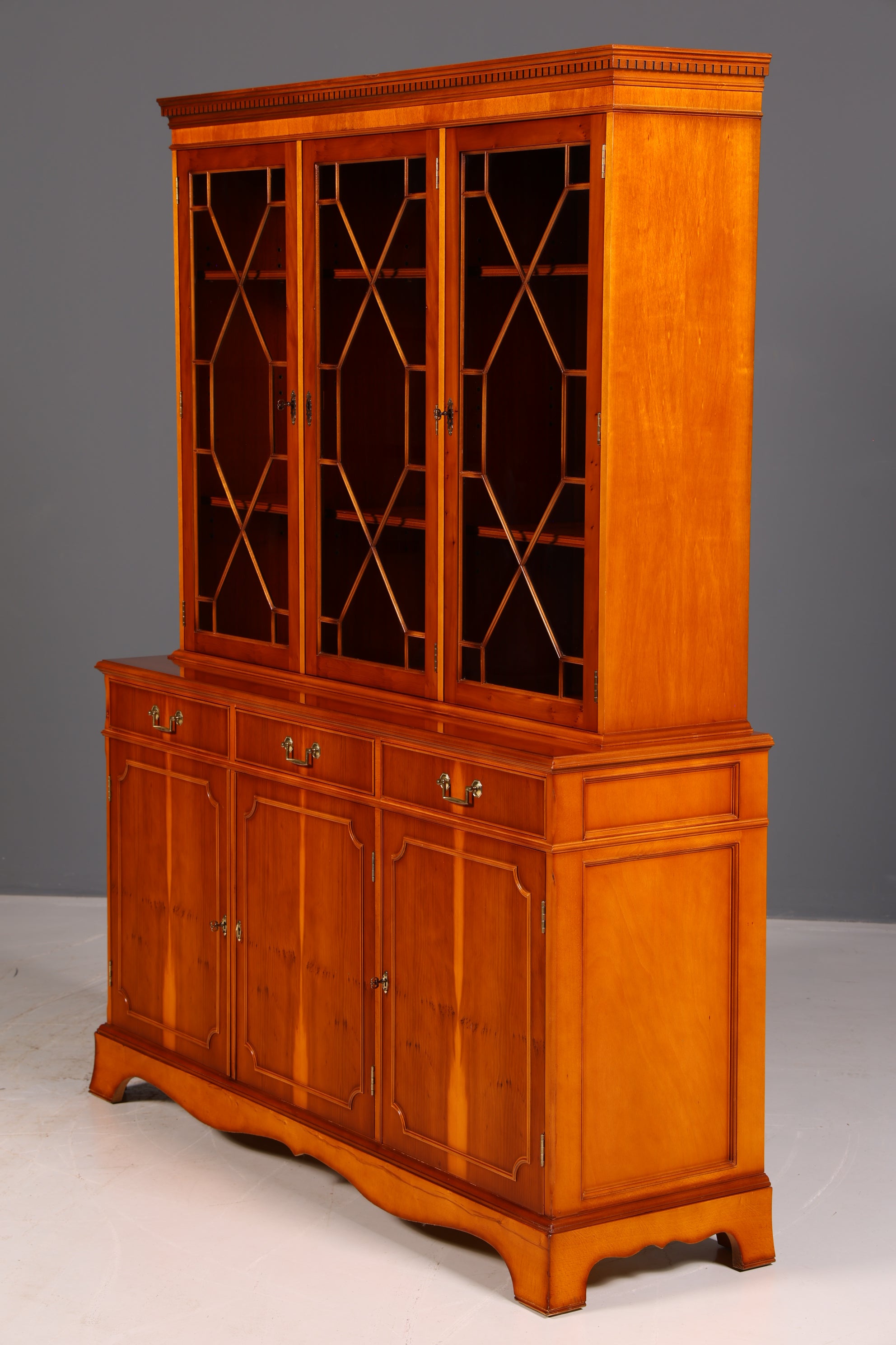 Wunderschöne Englische Vitrine Eibe Bücherschrank Buffet Antik Glasvitrine Schrank Vintage
