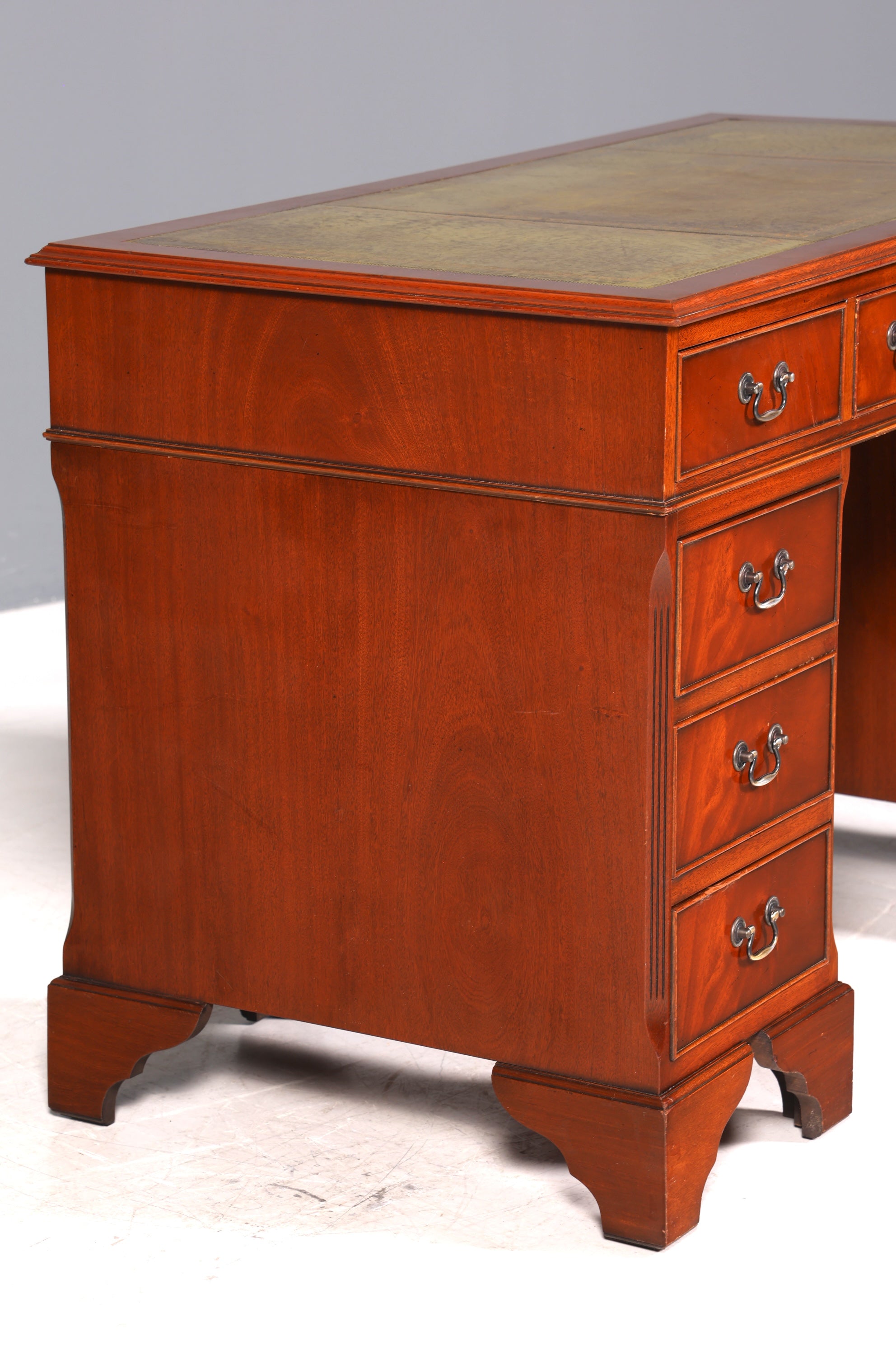 Magnifique bureau anglais avec plateau en cuir véritable, bureau de style ancien