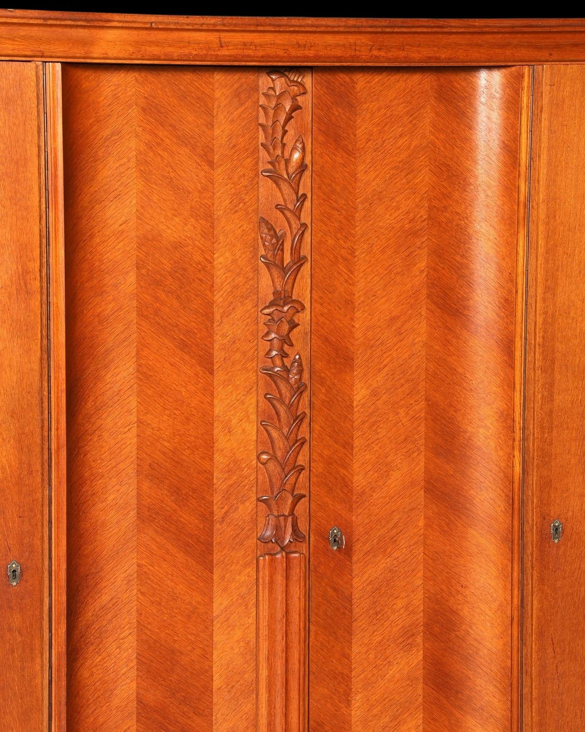 Hauptstadt Möblerei H910 Finish Schrankfront aus braunem Holz mit detaillierten floralen Schnitzereien