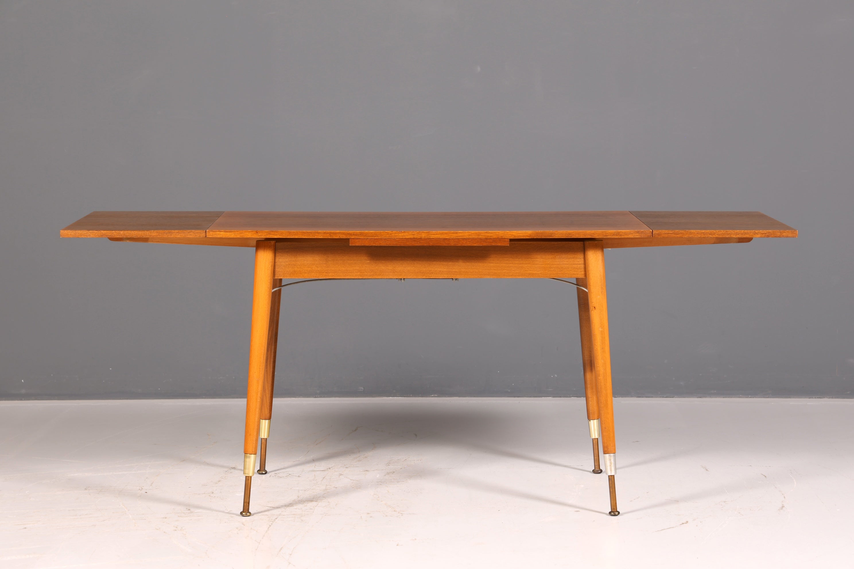 Magnifique table de cuisine du milieu du siècle, table vintage extensible et réglable en hauteur, table à manger en bois des années 60