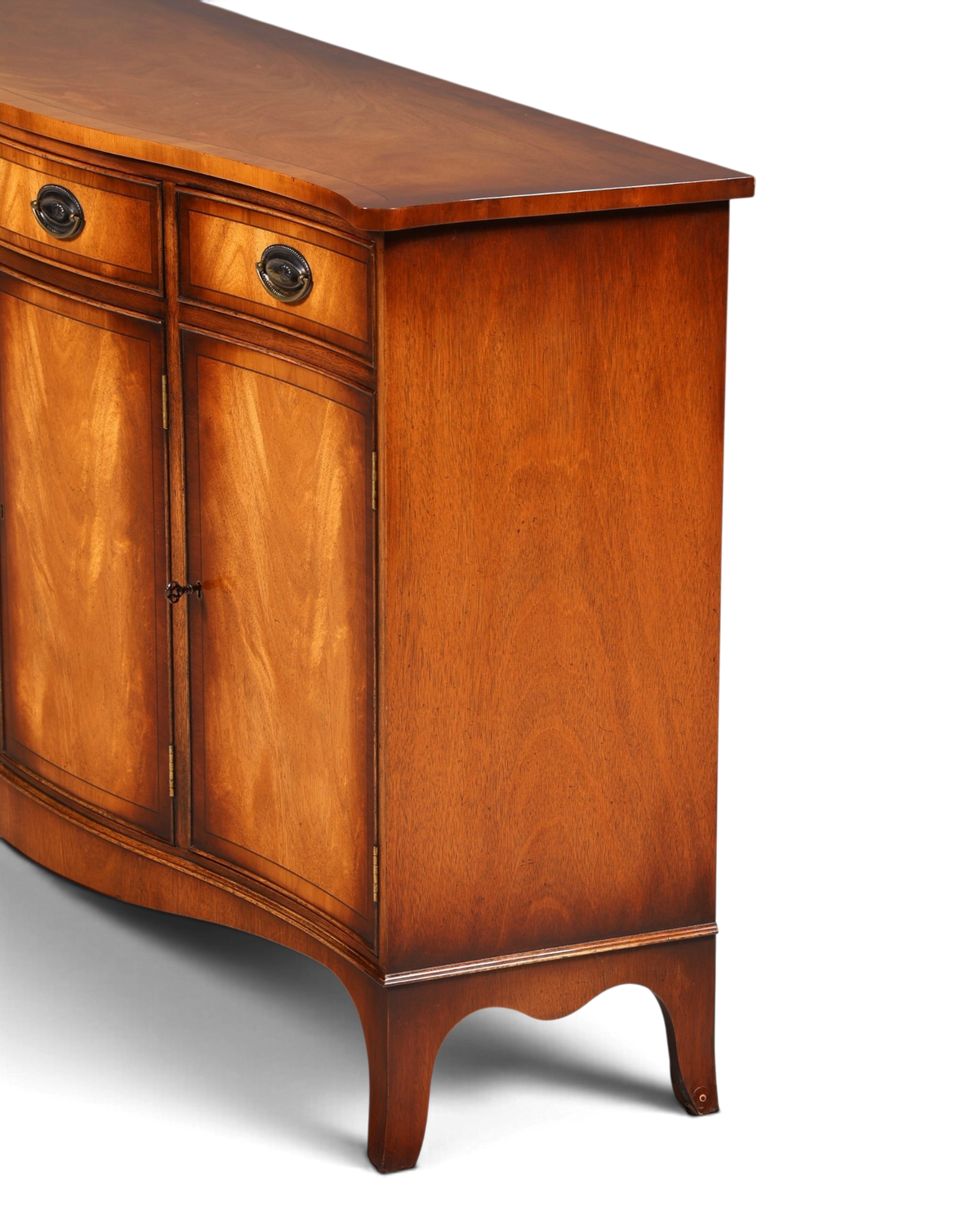 Hauptstadt Möblerei Bevan Funnell Reprodux Sideboard aus massivem Echtholz mit geschwungener Front und Schubladen