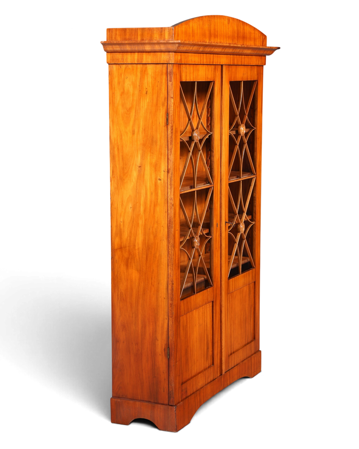 Hauptstadt Möblerei antike Biedermeier Vitrine aus Massivholz mit Sprossentüren und dekorativen Rosetten