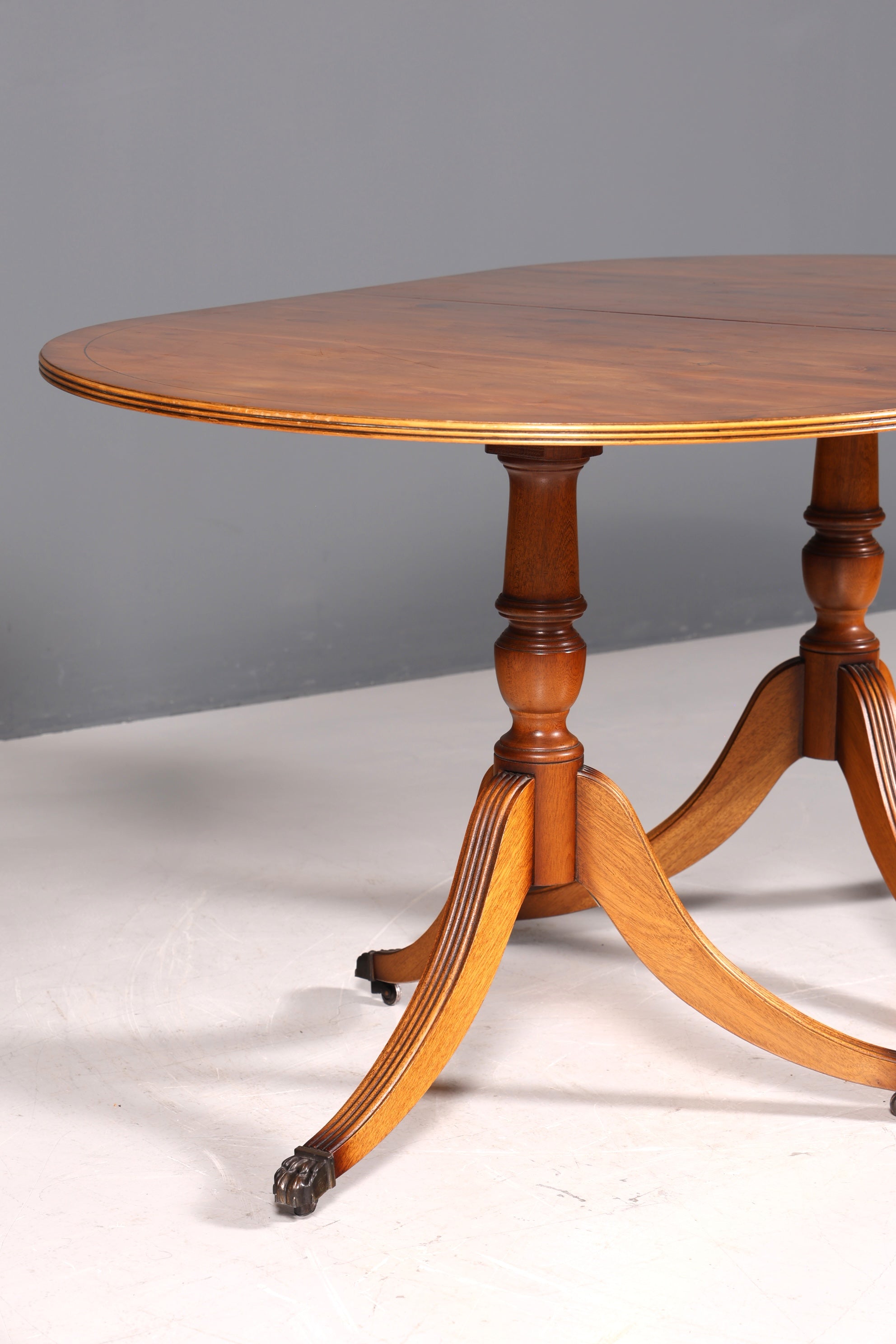 Magnifique table de salle à manger extensible de style anglais, style Régence, style antique, table de cuisine des années 60, en bois d&