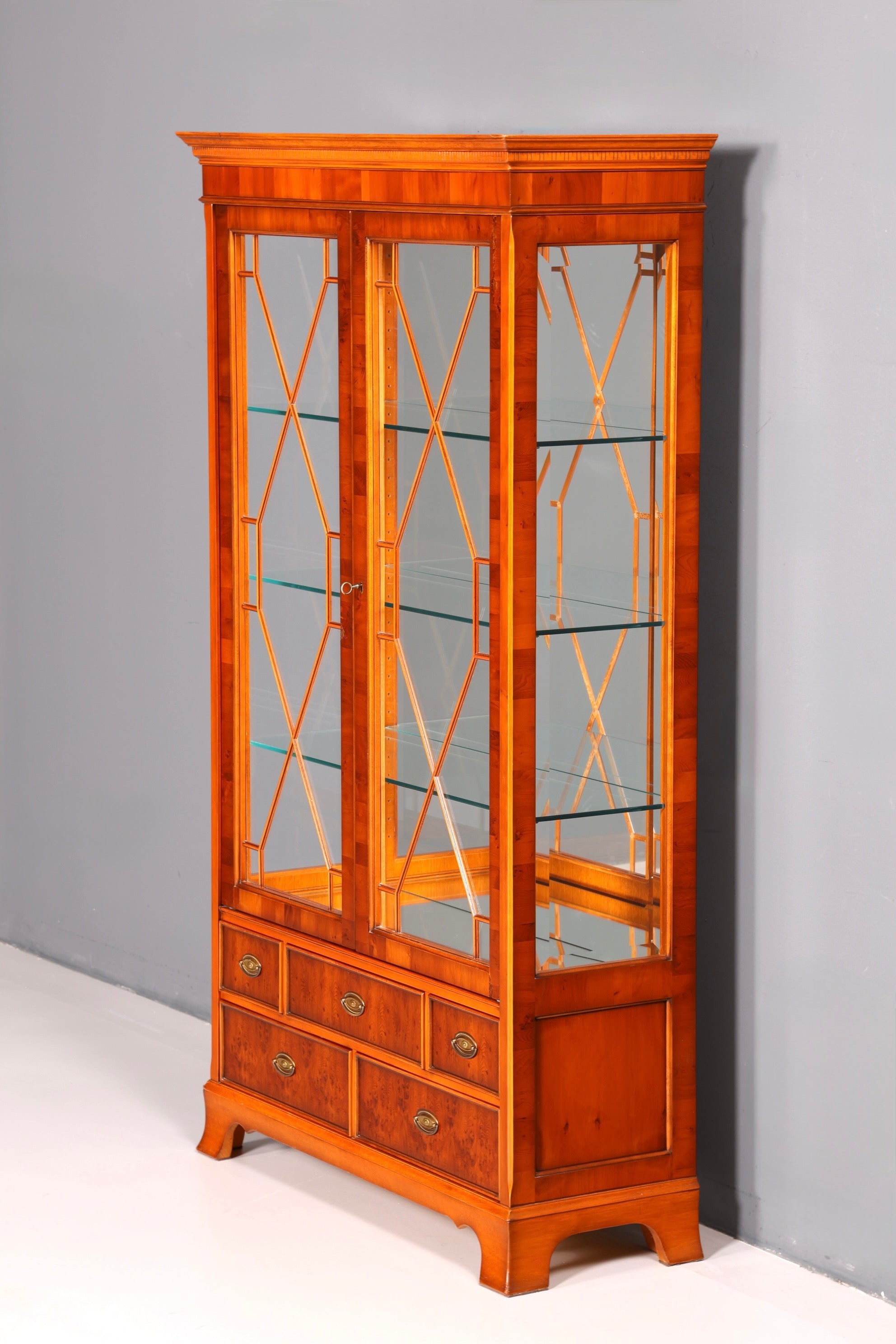 Wunderschöne Original Heldense Vitrine Englische Eibe Bücherschrank Antik Glasvitrine Beleuchtung