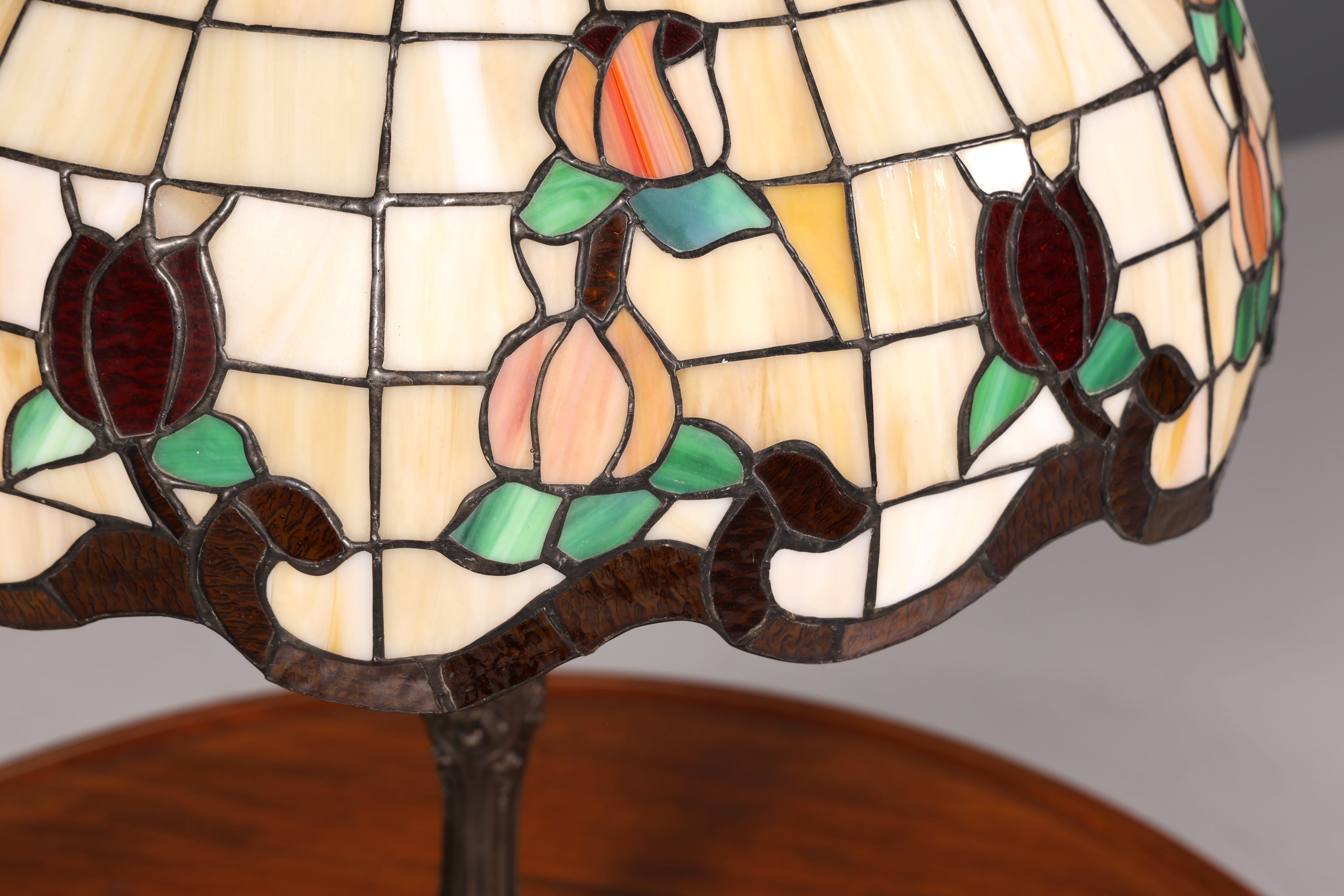 Lampe de table Tiffany ancienne au style onirique, abat-jour en verre, pied en laiton, lampe ornée