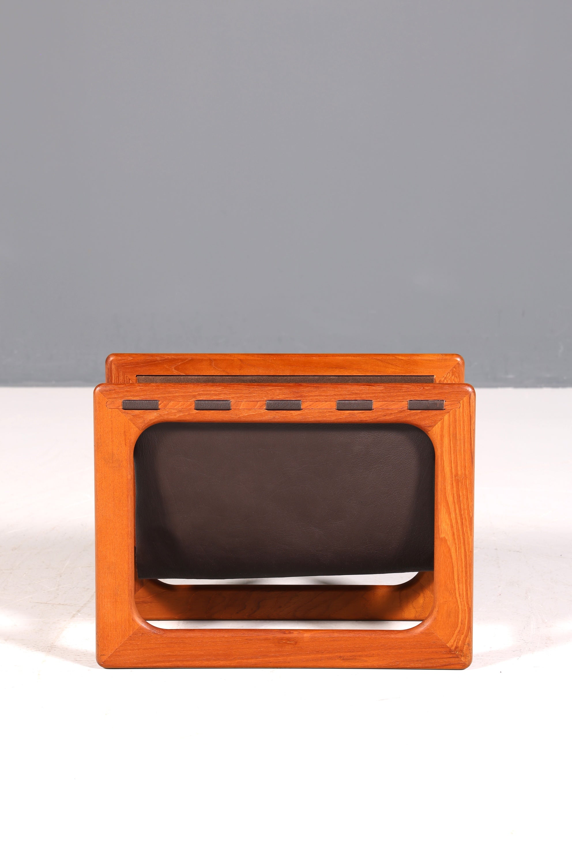 Wunderschöner Aksel Kjersgaard Zeitungsständer Mid Century Zeitschriften Ablage echt Leder Magazin Rack Teak Holz Buchablage 60s