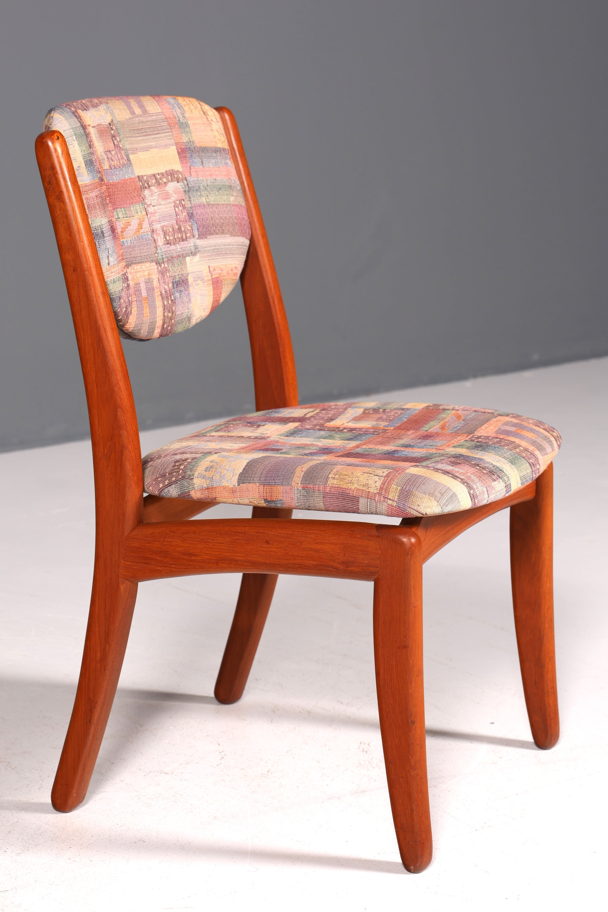 Chaise simple de style Mid-Century, chaise de salle à manger rétro, chaise de cuisine design danois, chaise de secrétaire en teck, 1 sur 2