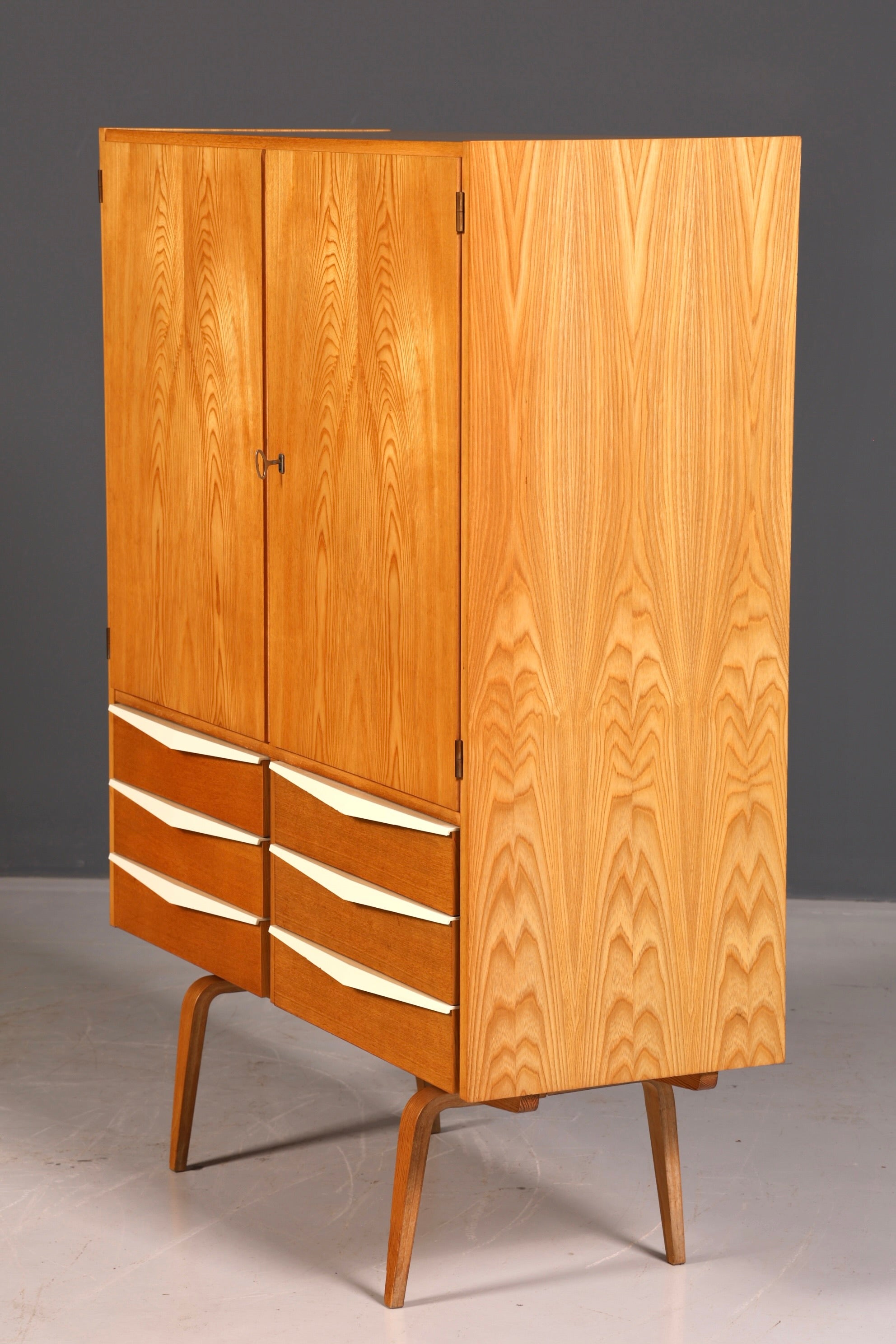 Wunderschöner Hellerau Schrank Modell 427 Mid Century Vintage Aktenschrank Highboard Vertiko Wäscheschrank