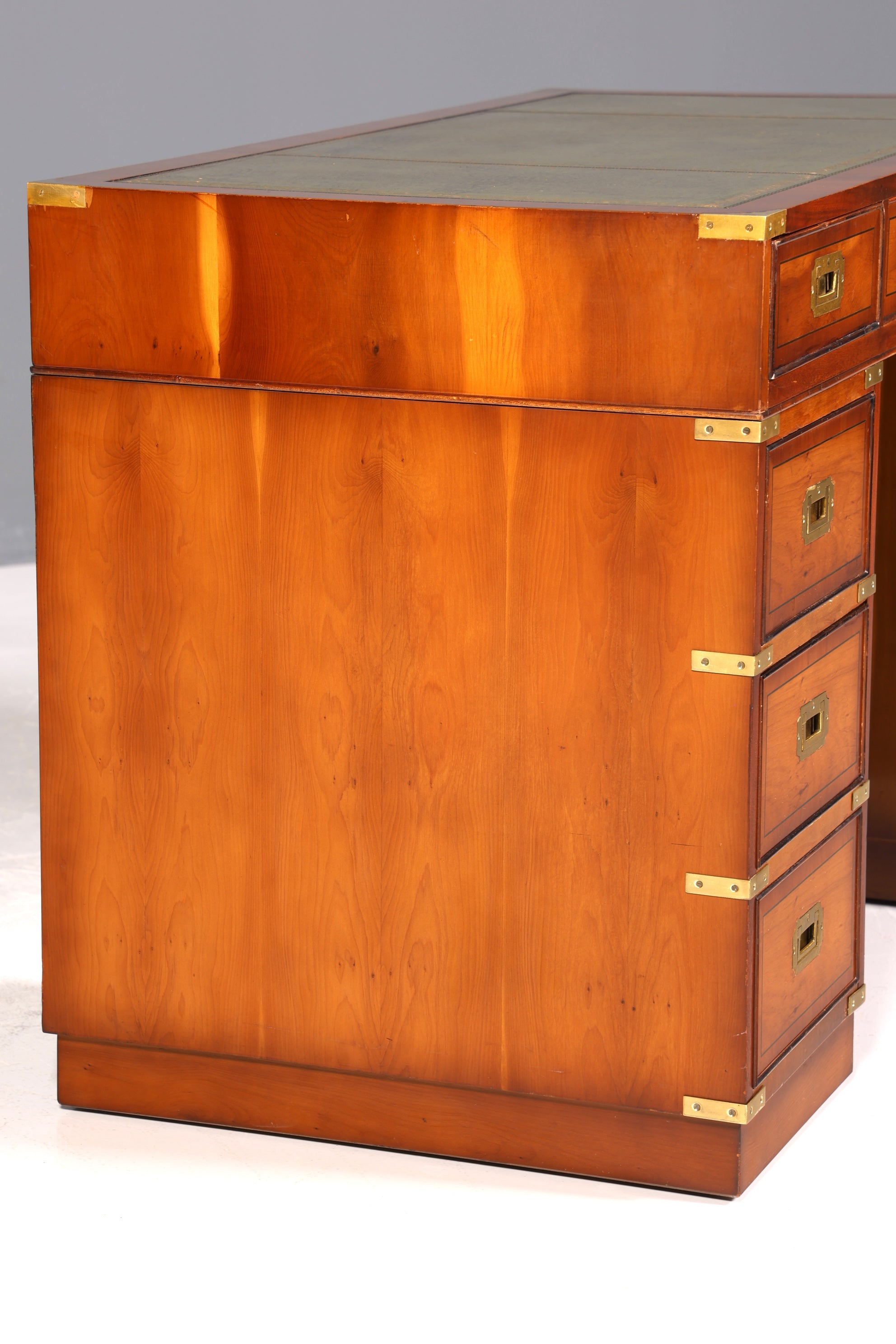 Bureau élégant de style maritime, inspiré des bureaux militaires anglais, avec plateau en cuir véritable.