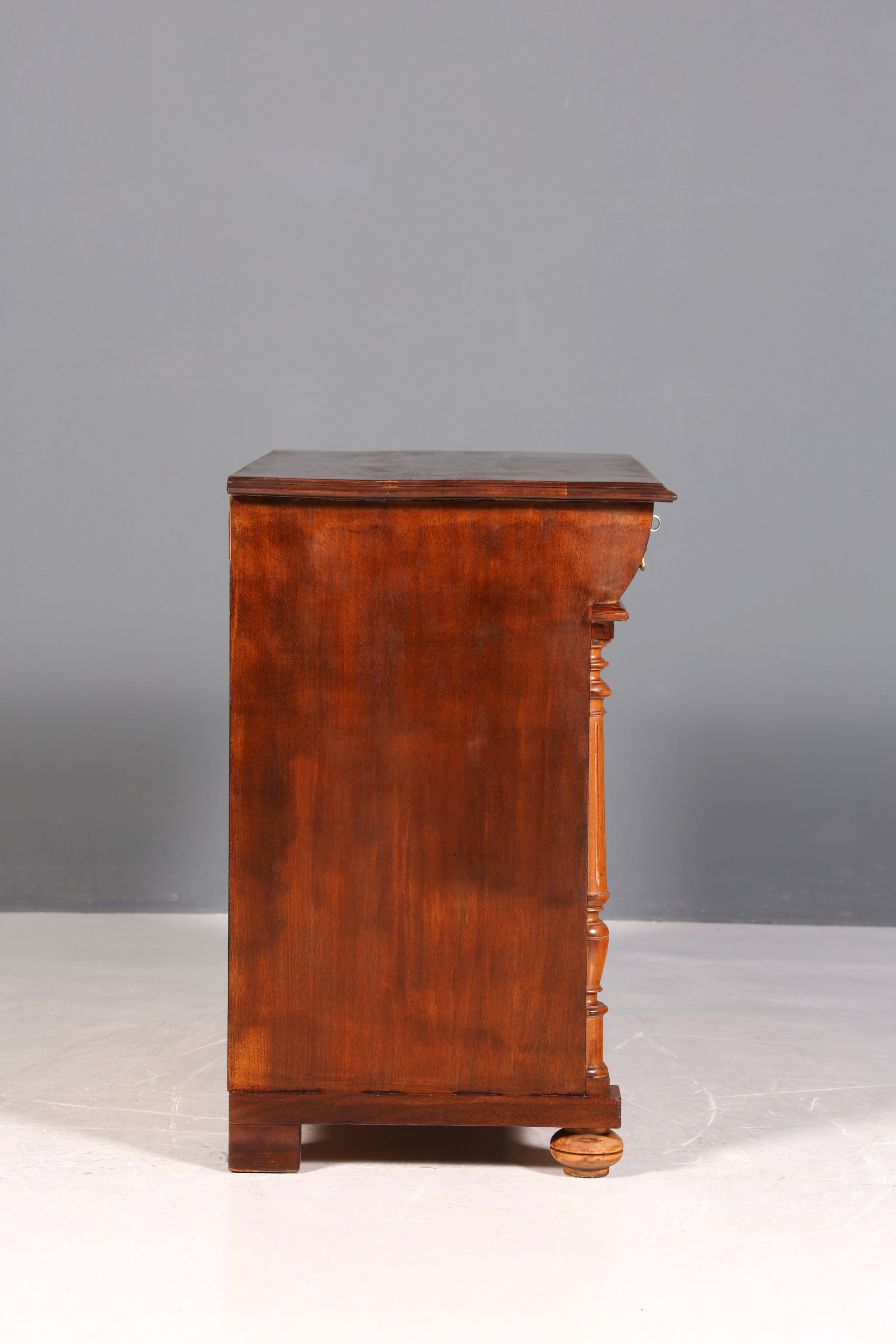 Magnifique commode/buffet Louis Philippe en noyer, époque Gründerzeit (fin du XIXe siècle), vers 1880.