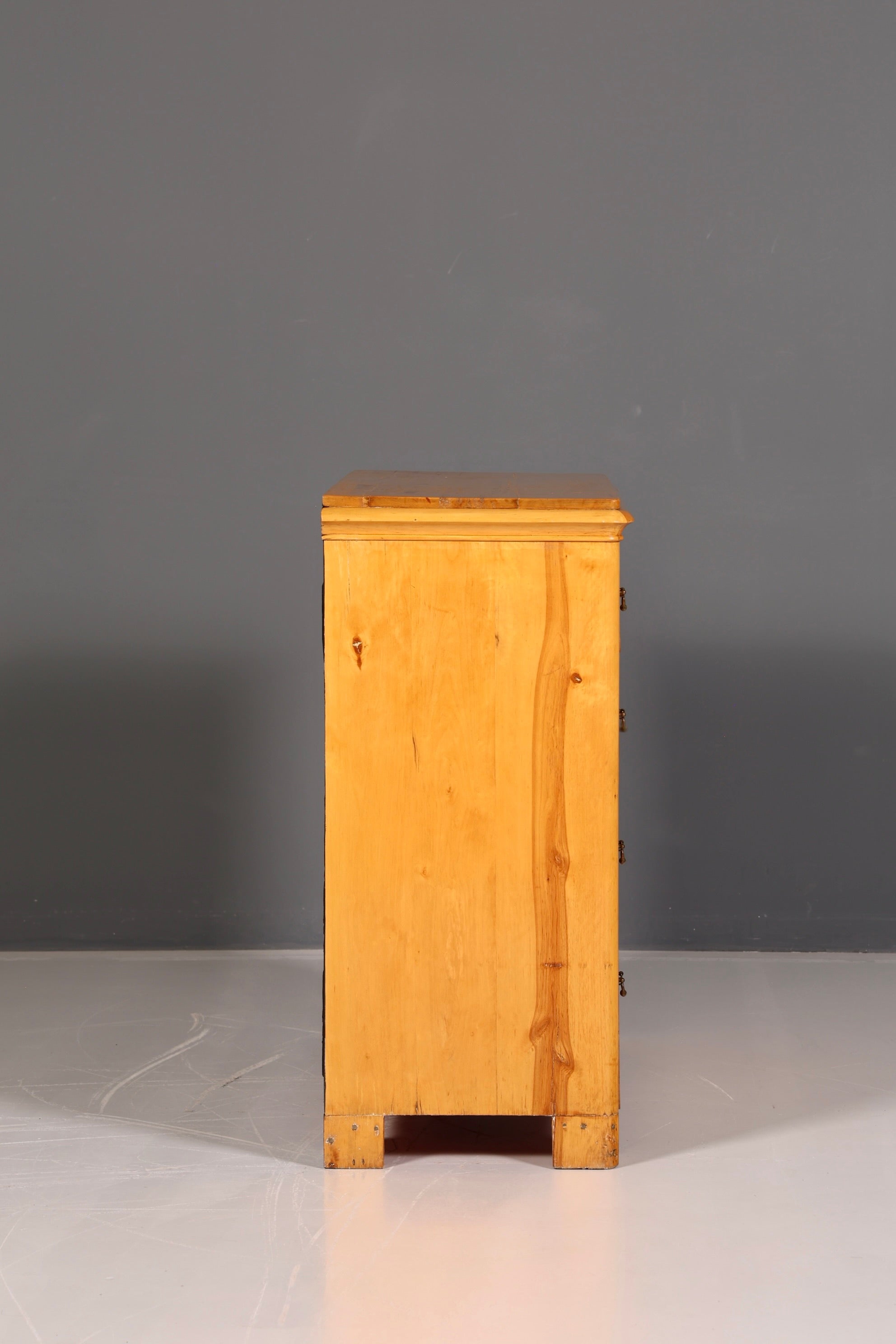 Élégante commode antique en bois tendre, commode à tiroirs, garnitures en laiton, bois massif vintage