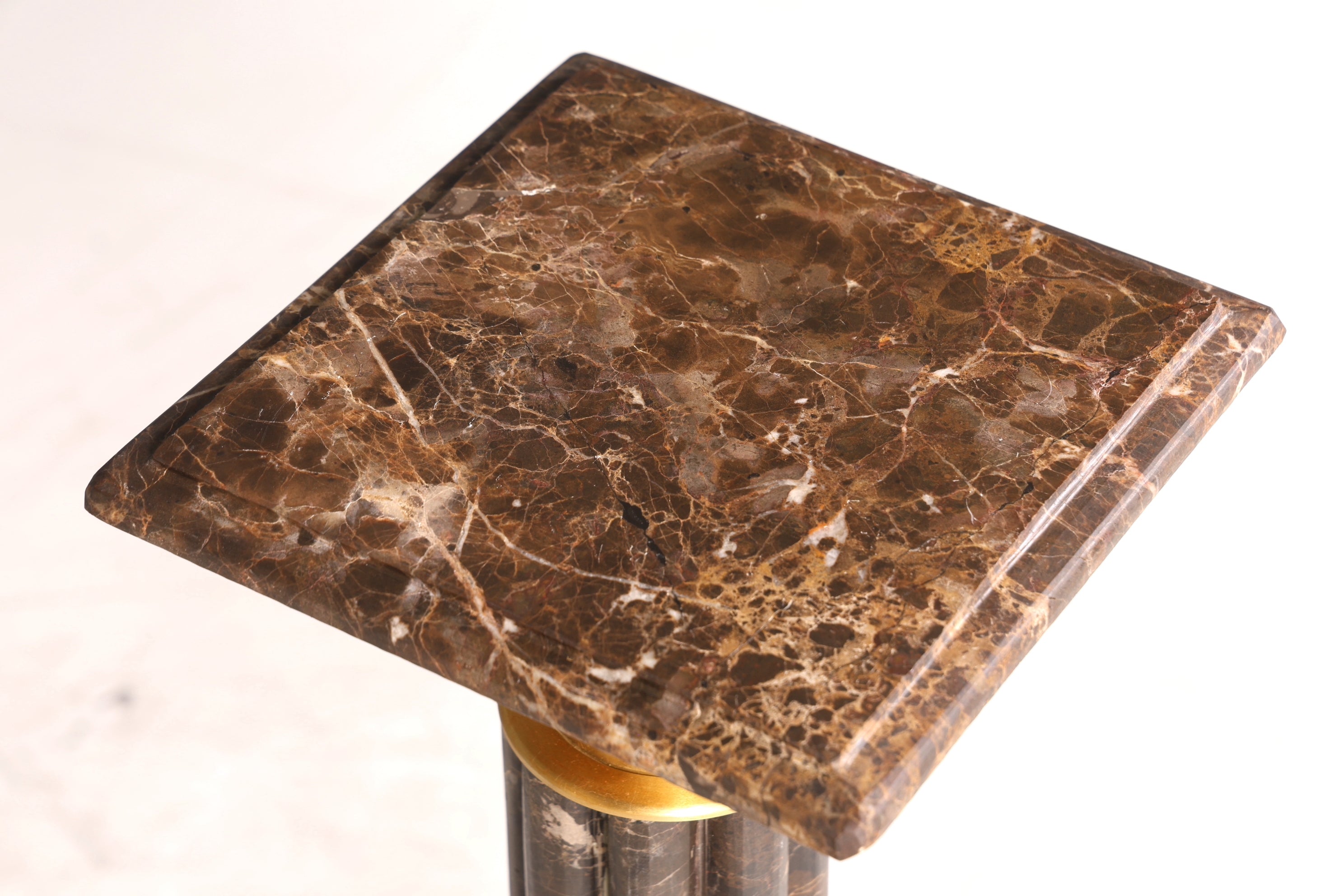 Colonne élégante de style baroque, colonne fleurie en marbre Louis XV, socle en pierre naturelle, étagère