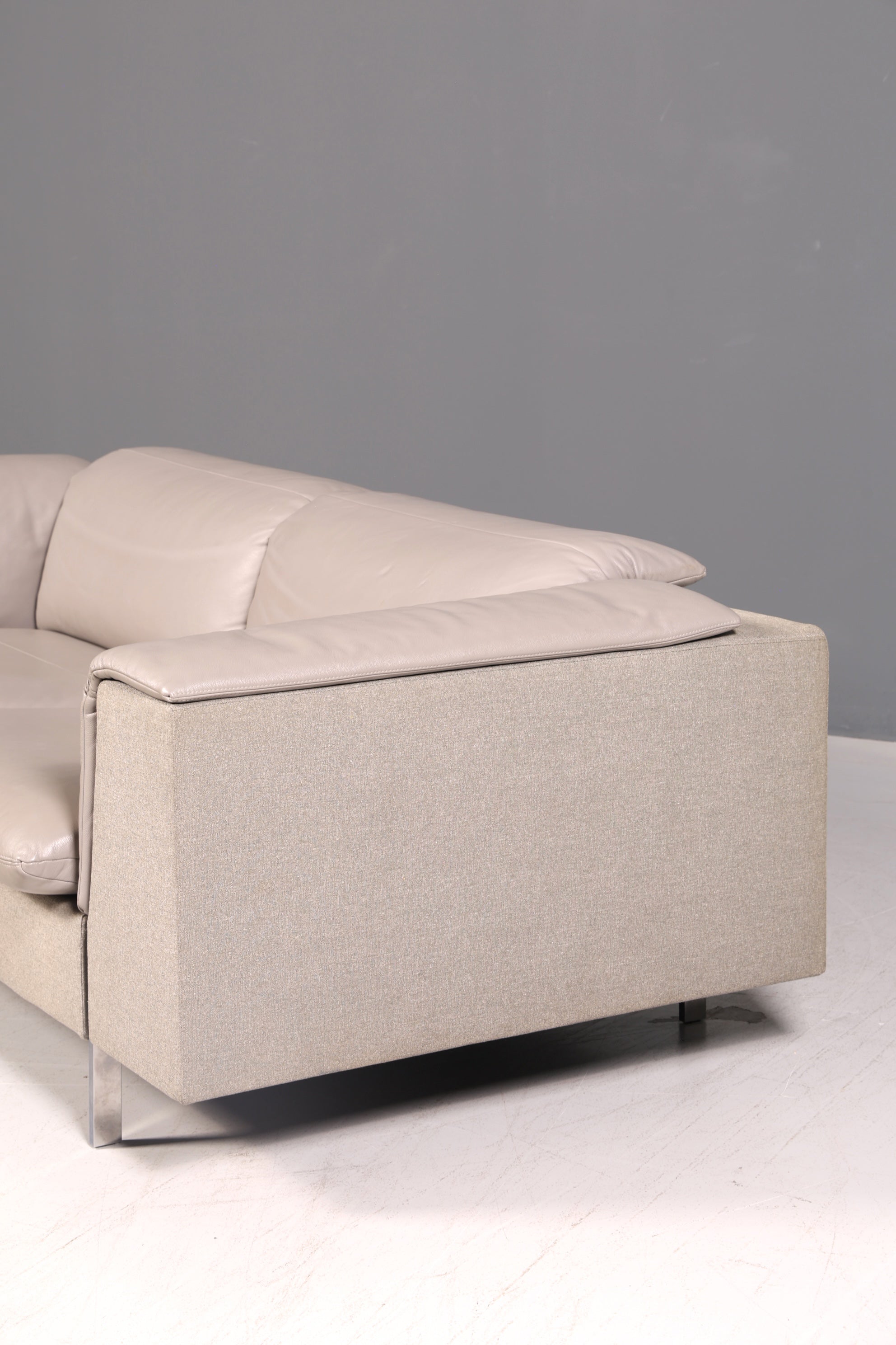 Wunderschönes Sofa der Marke Ligne Roset Grau Echtleder & Stoff Couch Designer Sofa Wohnzimmer