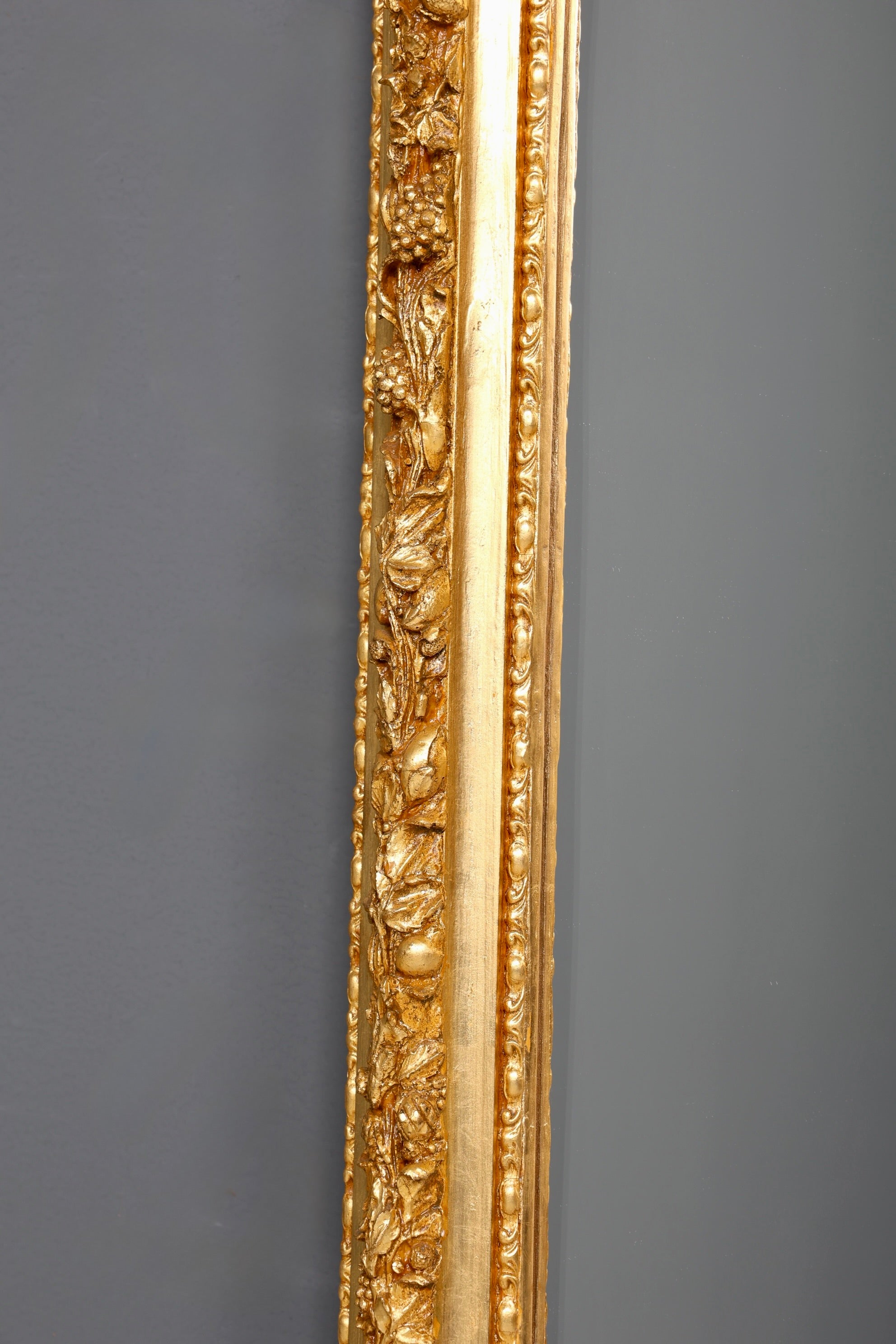 Magnifique miroir sur pied de style baroque orné, style antique, ornement doré, miroir de couloir