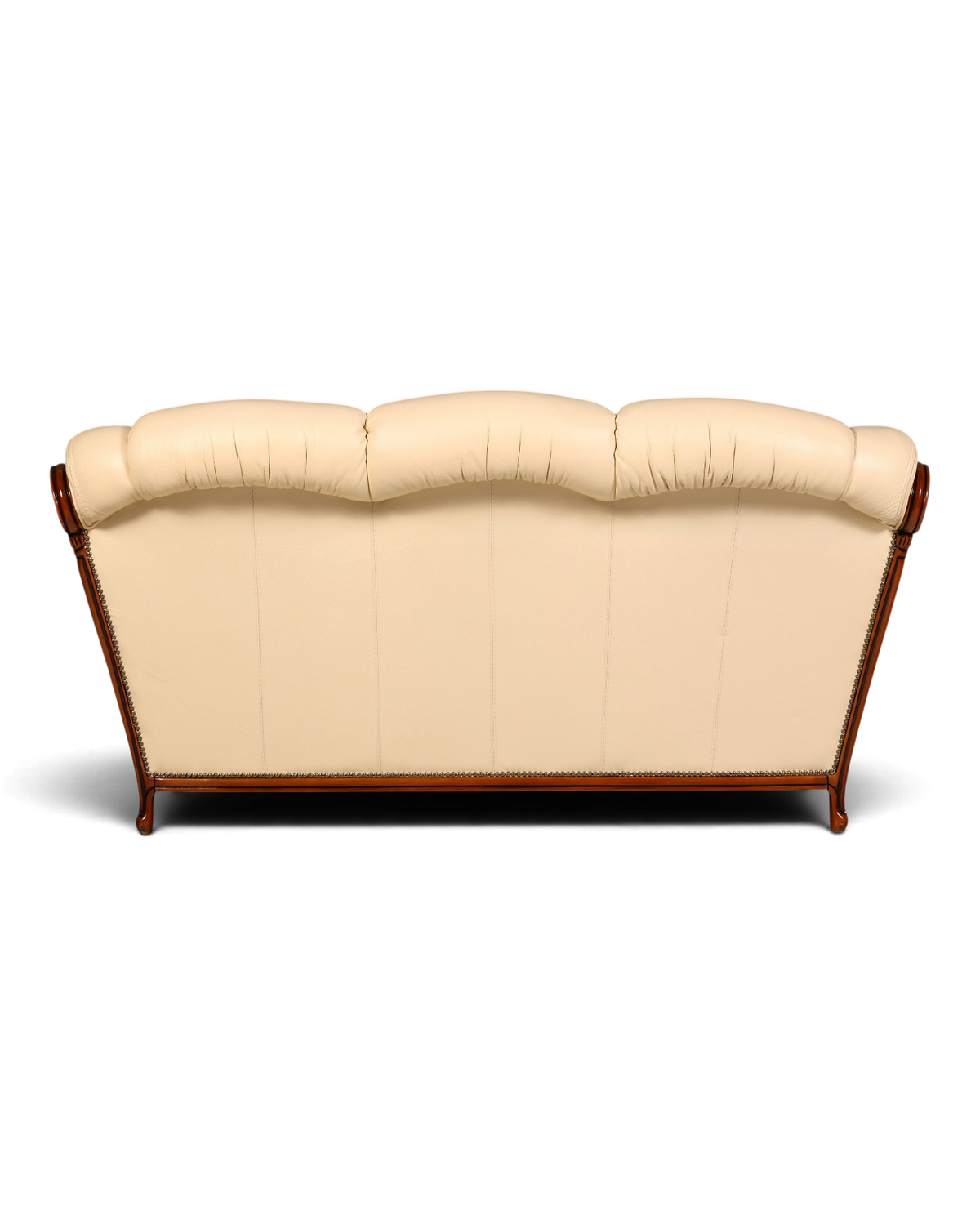 Hauptstadt Möblerei Sofa in Creme mit elegantem Holzrahmen und klassischer Polsterung in Rückenansicht