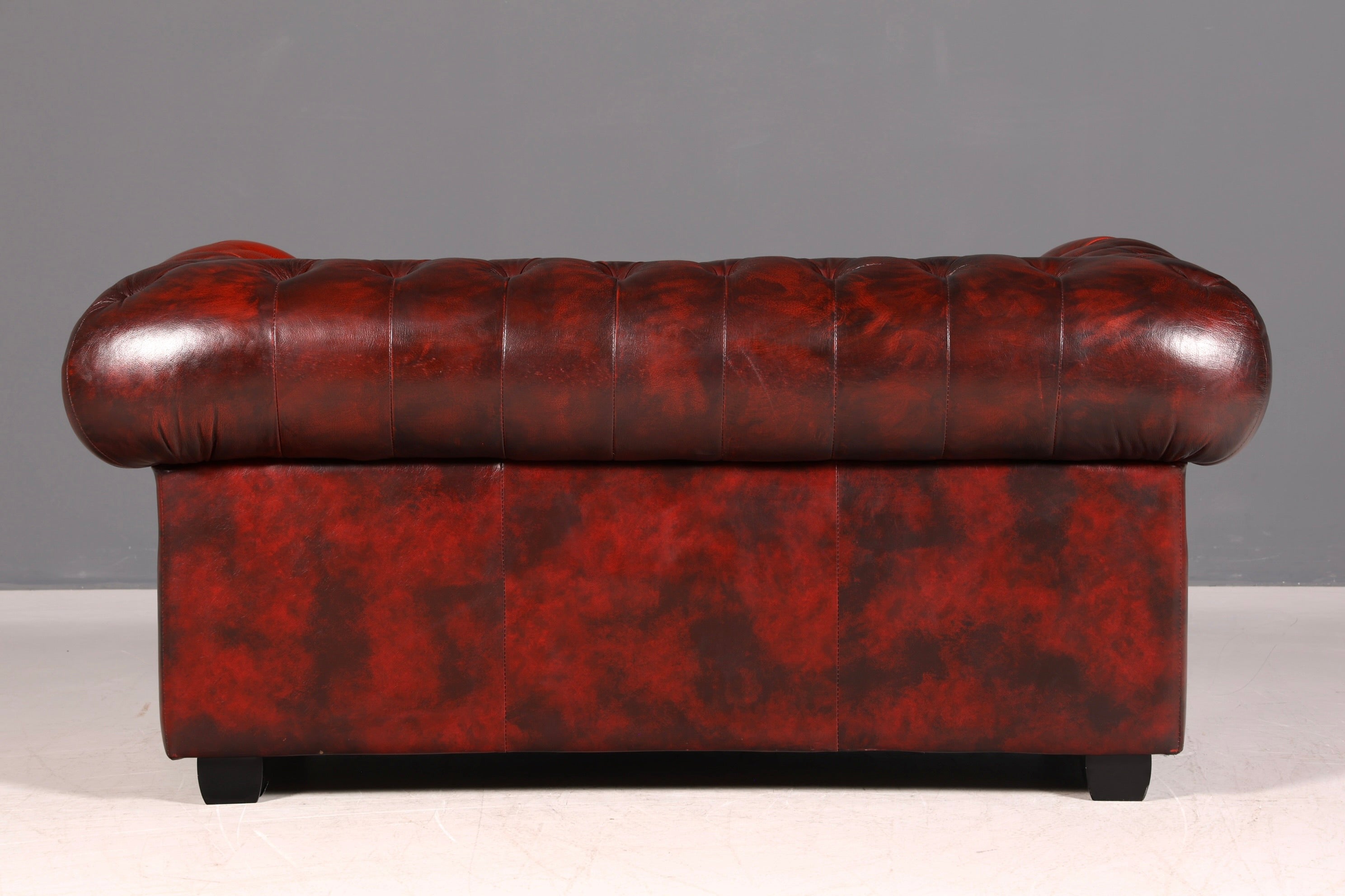 G074 Finish Wunderschönes Original Chesterfield 2er Sofa Englisch Oxblood Leder 2- Sitzer Couch