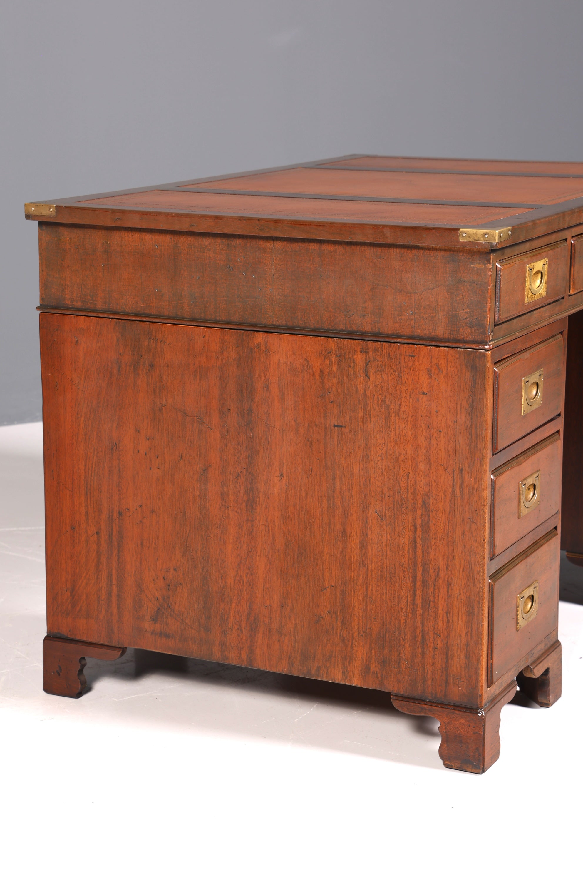 Bureau maritime onirique, bureau militaire anglais, table de bureau avec plateau en cuir véritable