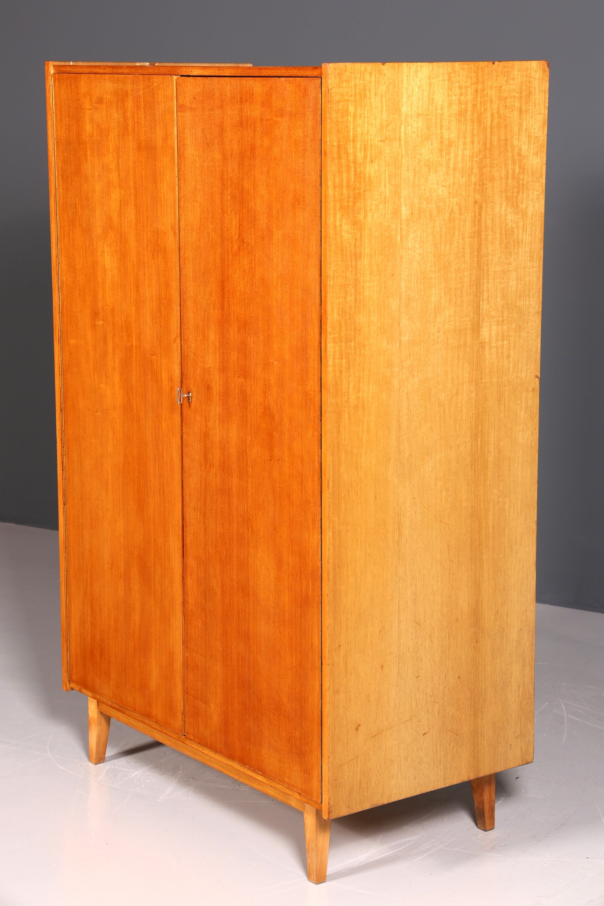 Armoire de style mid-century, meuble vintage, armoire à linge rétro, placard d&