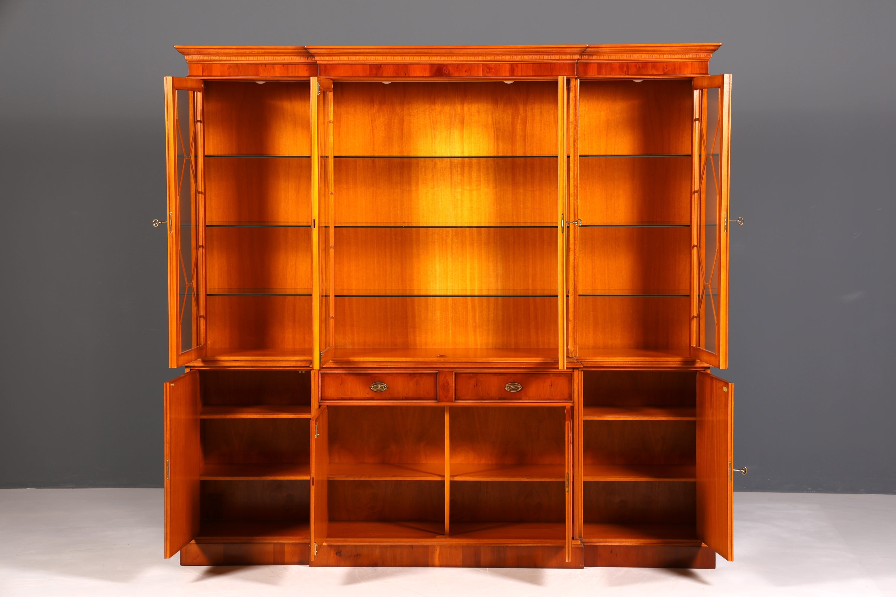 F947 Finish cm Wunderschöne Original Heldense Vitrine Englische Eibe Bücherschrank Buffet Antik Stil Glasvitrine