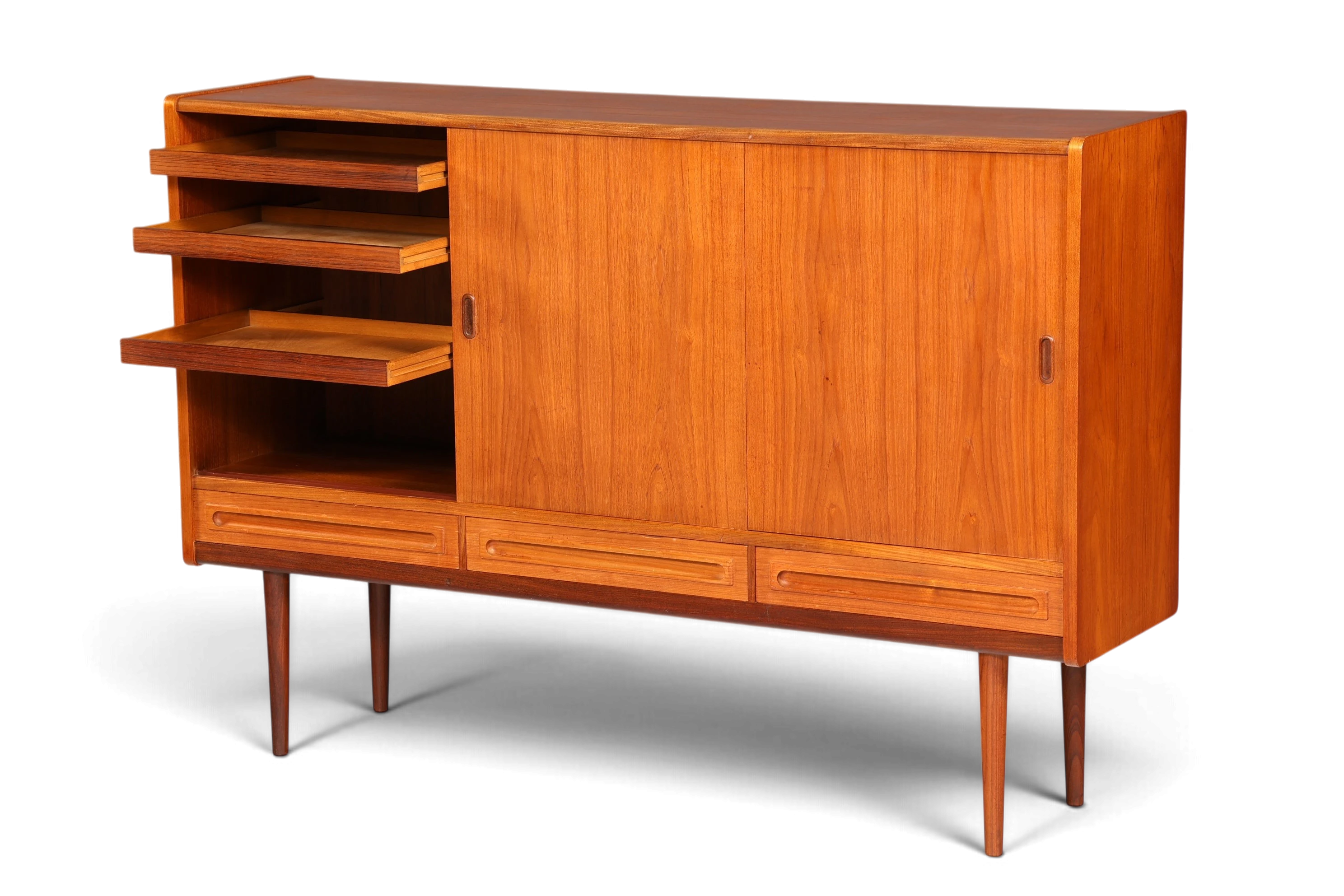 Hauptstadt Möblerei Mid Century Highboard aus Teakholz mit Schiebetüren und ausziehbaren Fächern im Danish Design