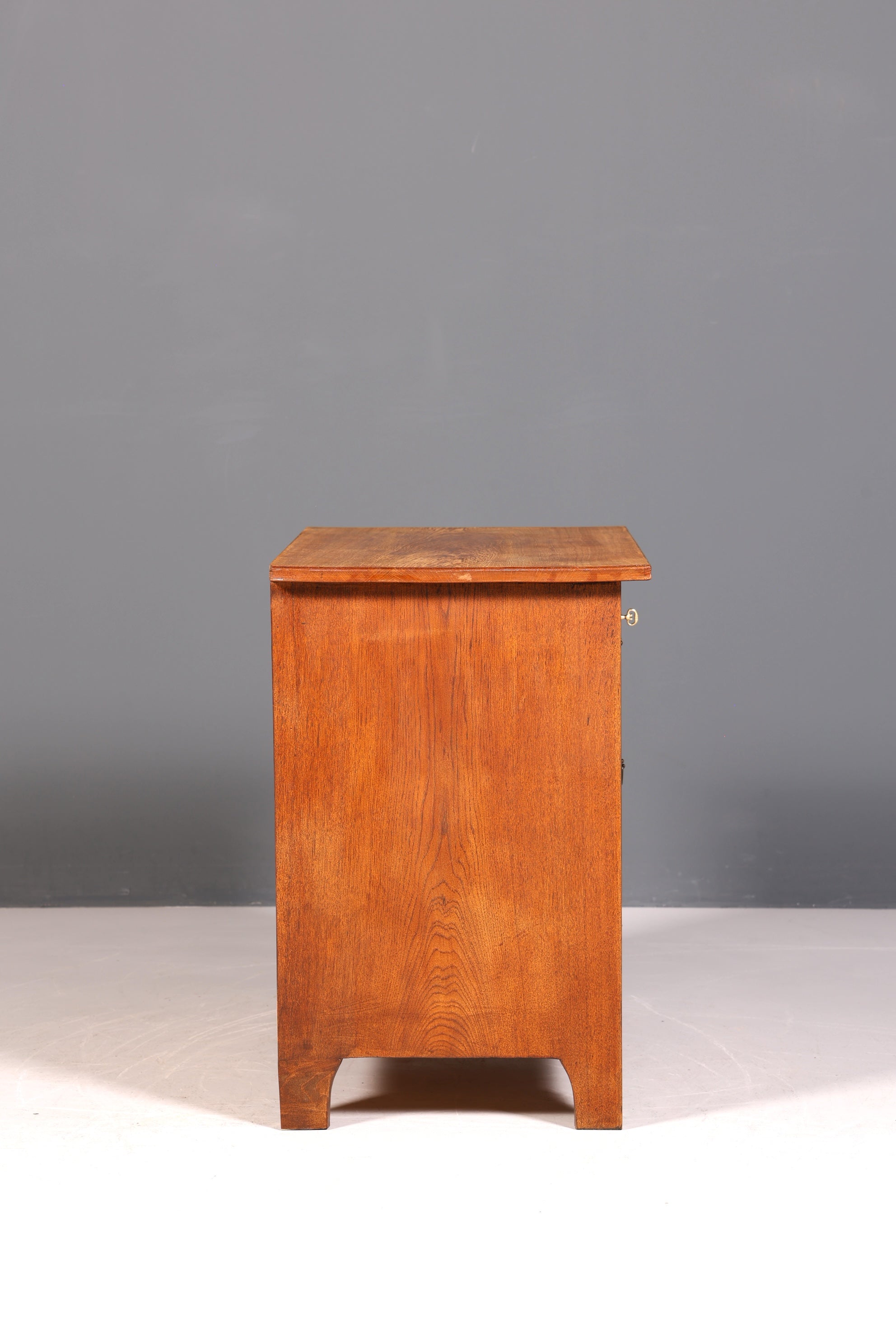 Commode Art Nouveau onirique vers 1910, buffet ancien, coffre à linge