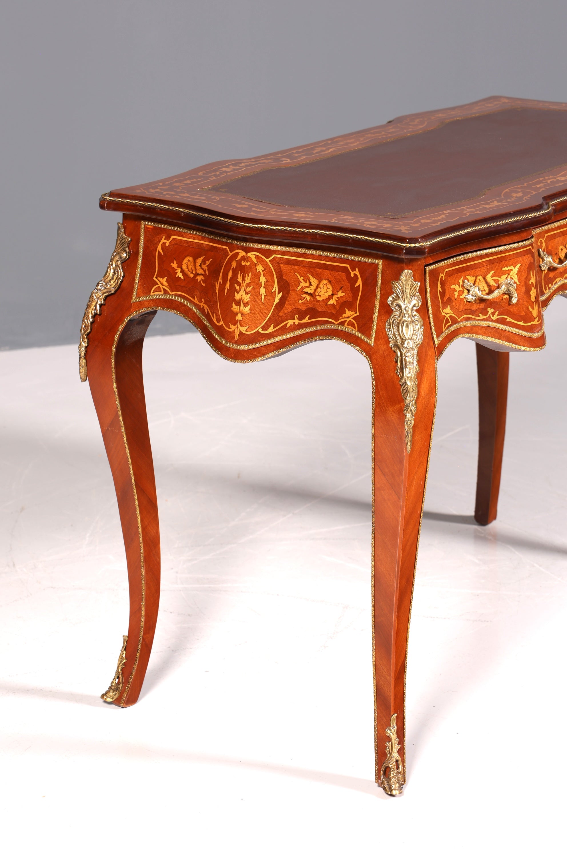 Magnifique bureau de style Louis XV, bureau de bureau français, table de bureau de style ancien