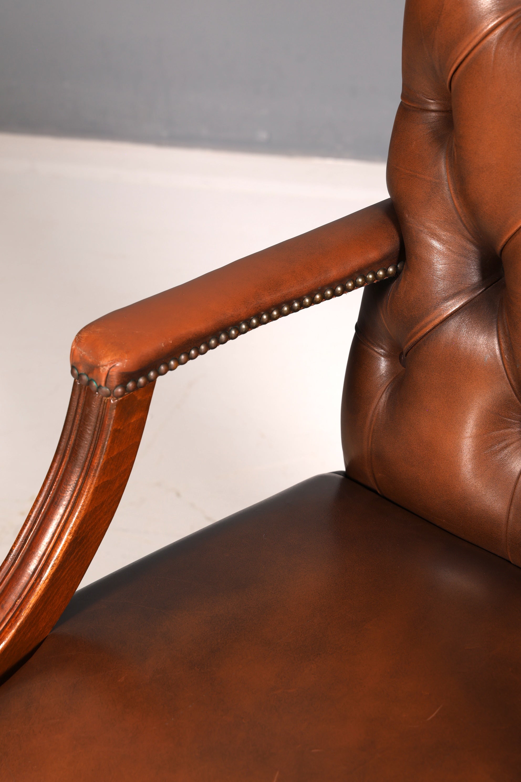 Wunderschöner Original Chesterfield Armlehnstuhl Braun Echt Leder Englisch Herrensessel Schreibtischstuhl Sekretär Stuhl Bürostuhl Antik 2 von 2