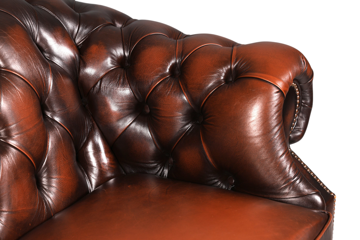 Hauptstadt Möblerei Chesterfield Centurion 3-Sitzer Sofa aus braunem Echtleder mit klassischer Knopfheftung