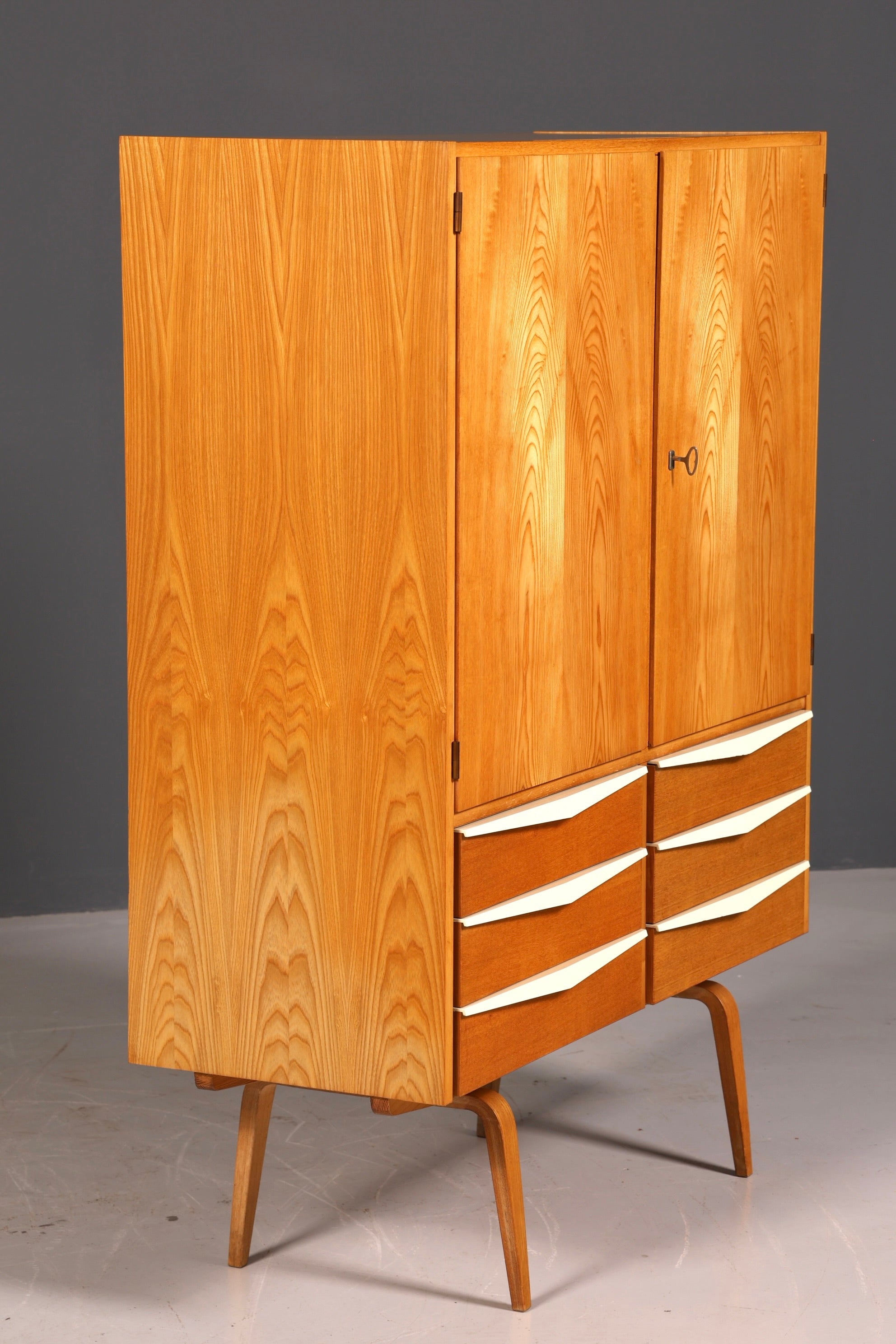 Wunderschöner Hellerau Schrank Modell 427 Mid Century Vintage Aktenschrank Highboard Vertiko Wäscheschrank