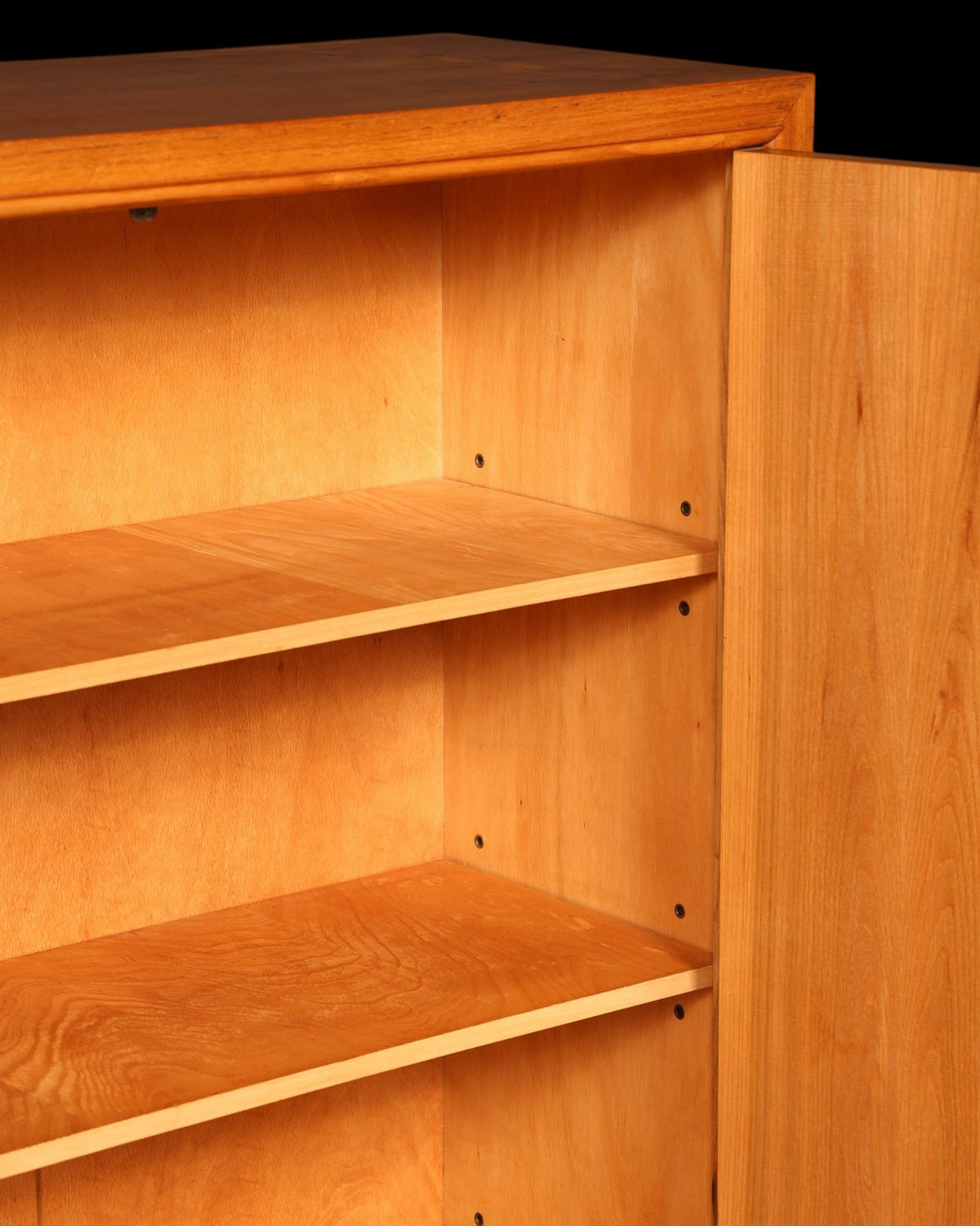 Hauptstadt Möblerei H919 Schrank aus hellem Holz mit offenen Regalfächern und einer halb geöffneten Tür