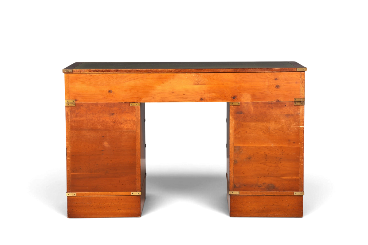 Hauptstadt Möblerei englischer Military Chest Schreibtisch aus massivem Holz mit grüner Lederauflage und Messingbeschlägen