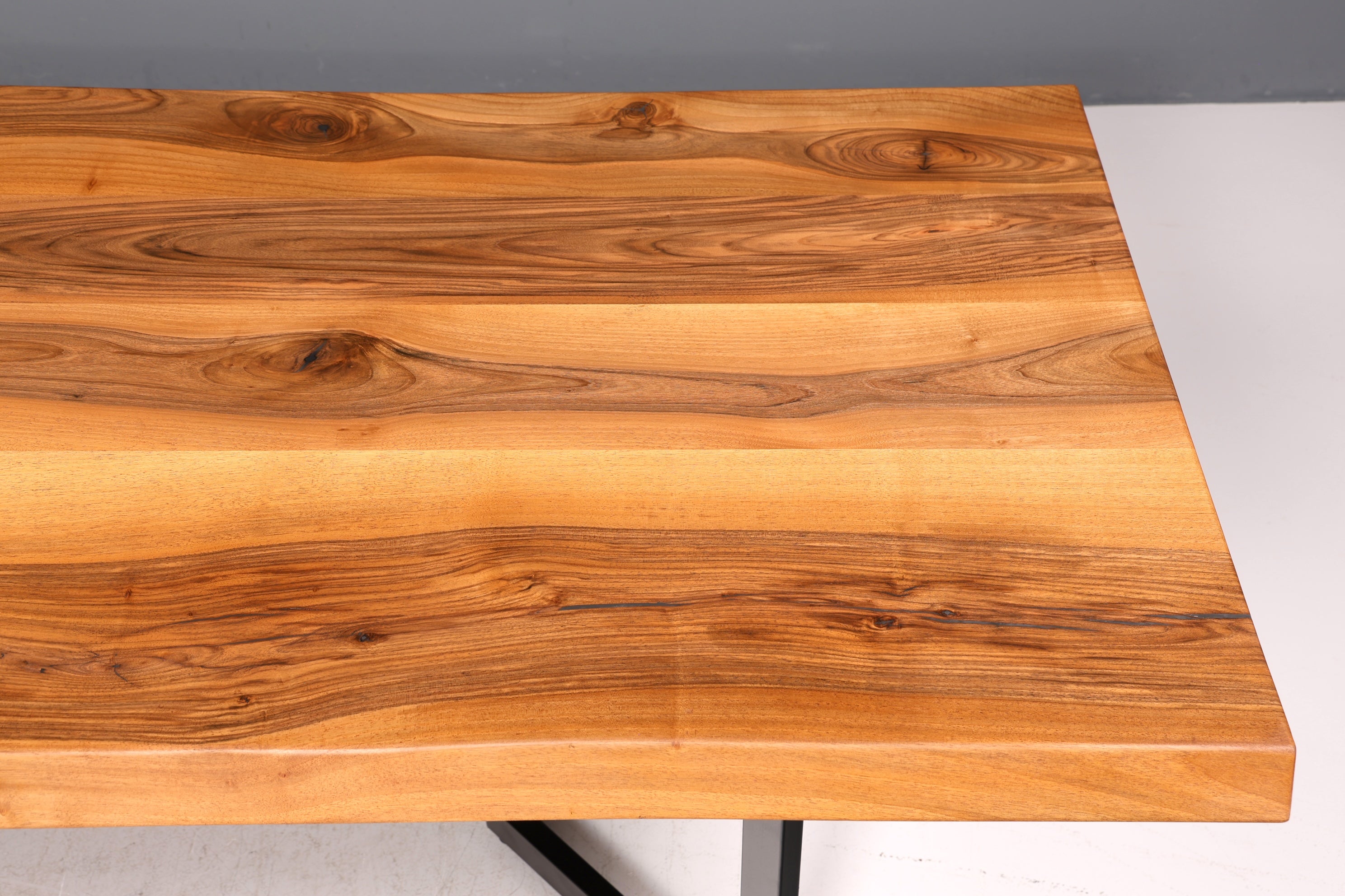 Belle table en noyer massif, plateau à bords naturels, 260 cm x 97 cm, idéale pour la salle à manger ou la cuisine.