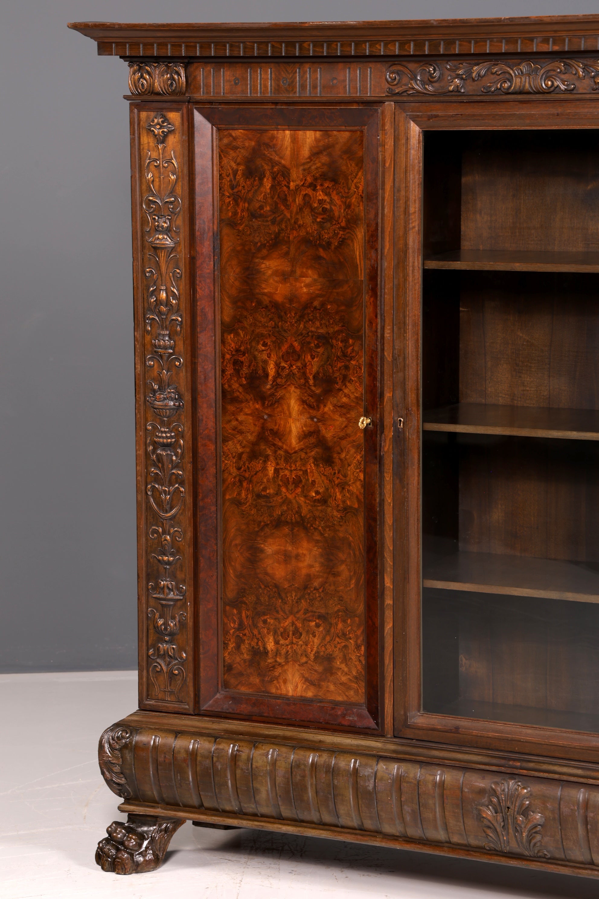 Impressionnante bibliothèque vitrine néo-Renaissance de style Gründerzeit, meuble de bureau, buffet, armoire antique en bois massif