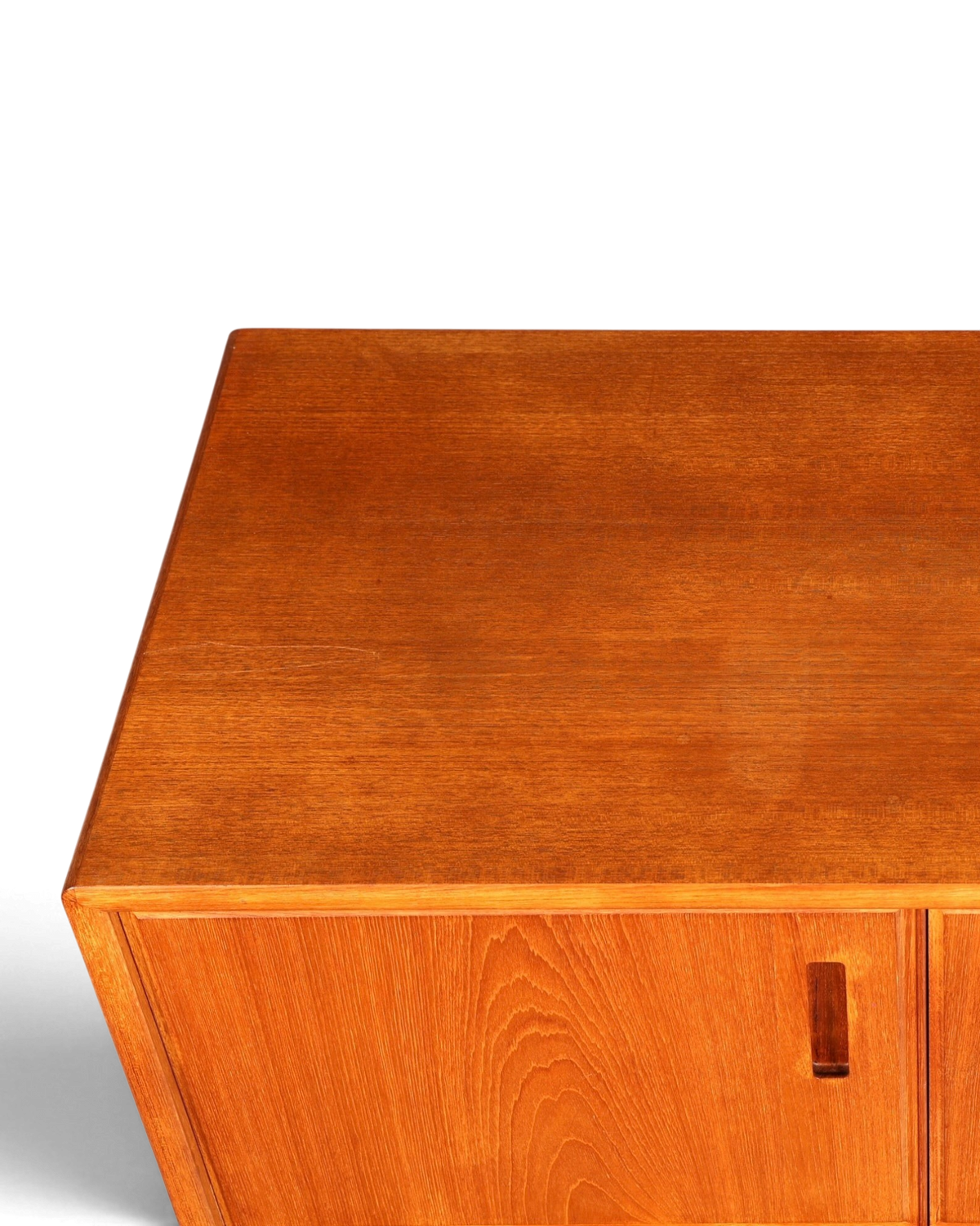 Hauptstadt Möblerei H908 Sideboard aus warmem Teakholz mit natürlicher Maserung in Nahaufnahme