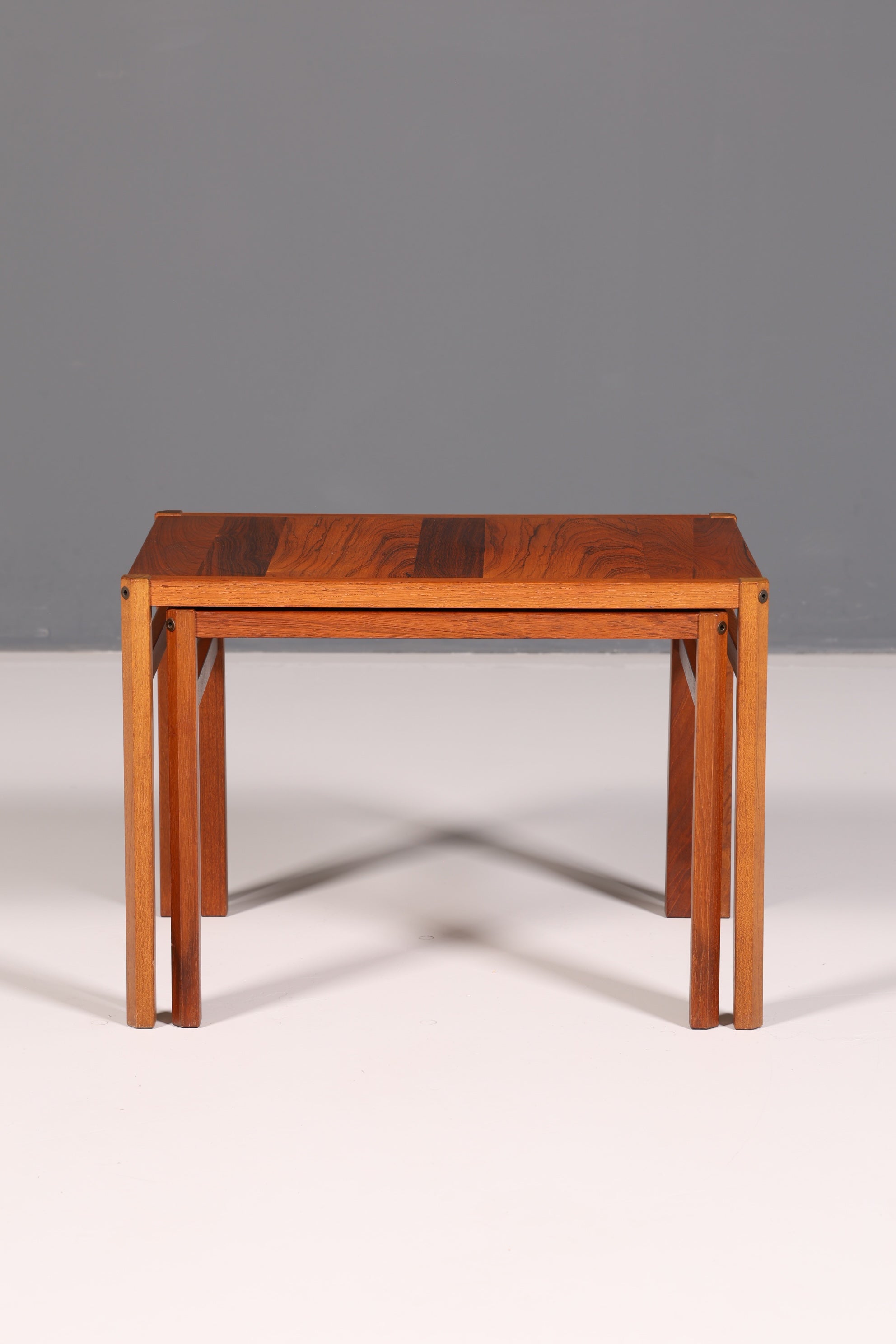 Ensemble de tables d’appoint Filigranes Mid-Century, 2 pièces : table basse, table de rangement et tables gigognes vintage