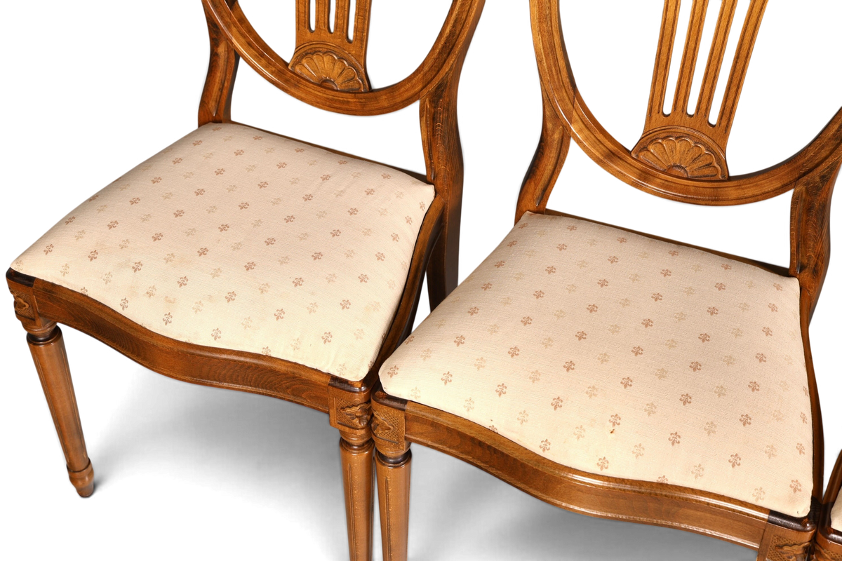 Hauptstadt Möblerei Set aus zwei antiken Esszimmerstühlen im Gustavianischen Stil aus Holz mit hellem Stoffbezug