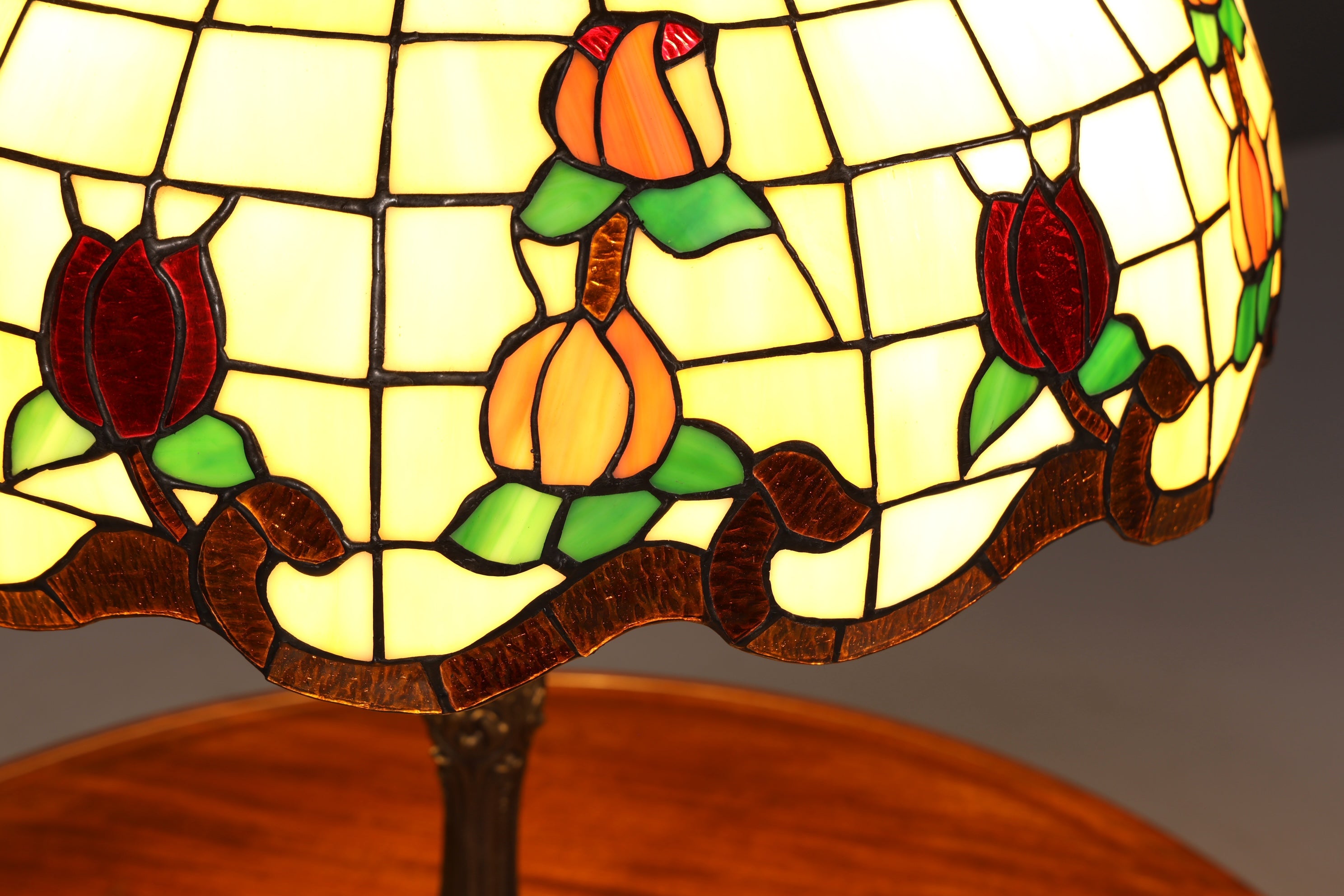 Lampe de table Tiffany ancienne au style onirique, abat-jour en verre, pied en laiton, lampe ornée