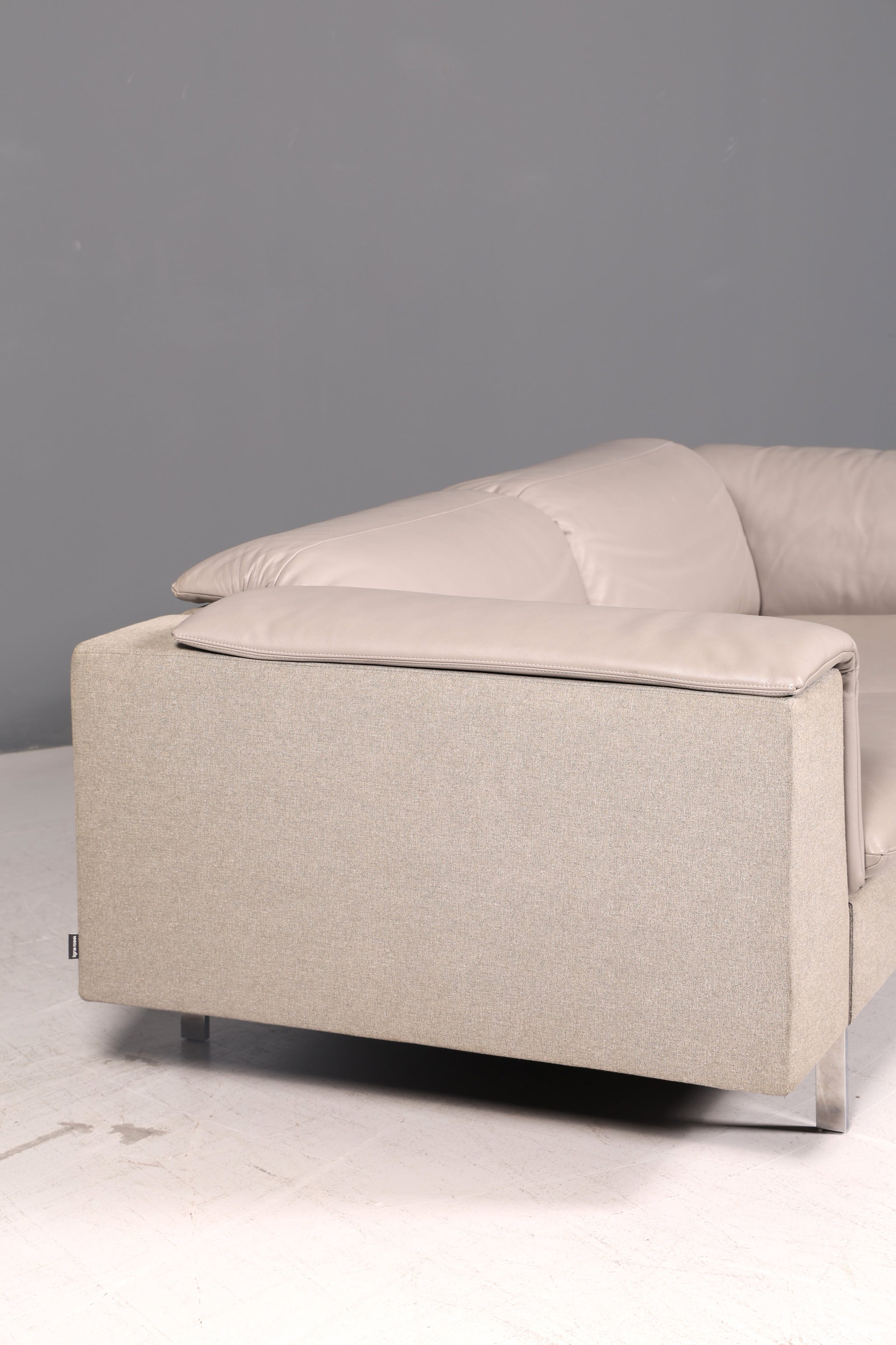 Wunderschönes Sofa der Marke Ligne Roset Grau Echtleder & Stoff Couch Designer Sofa Wohnzimmer