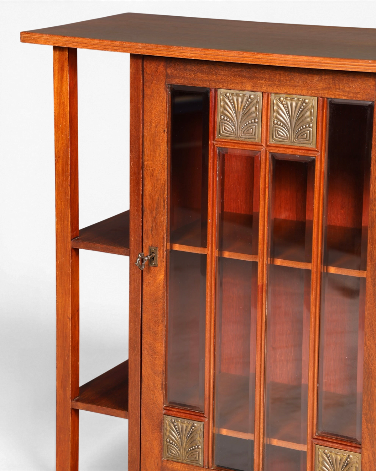 Hauptstadt Möblerei Jugendstil Vitrine aus Eichenholz mit dekorativen Messingbeschlägen und Glasfront