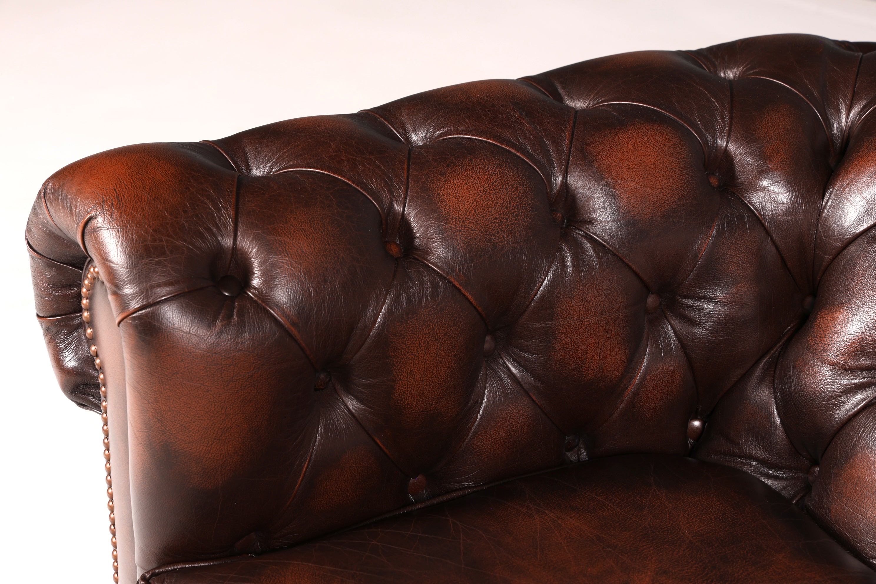 Magnifique canapé Chesterfield Centurion original 2 places en cuir véritable d’Angleterre