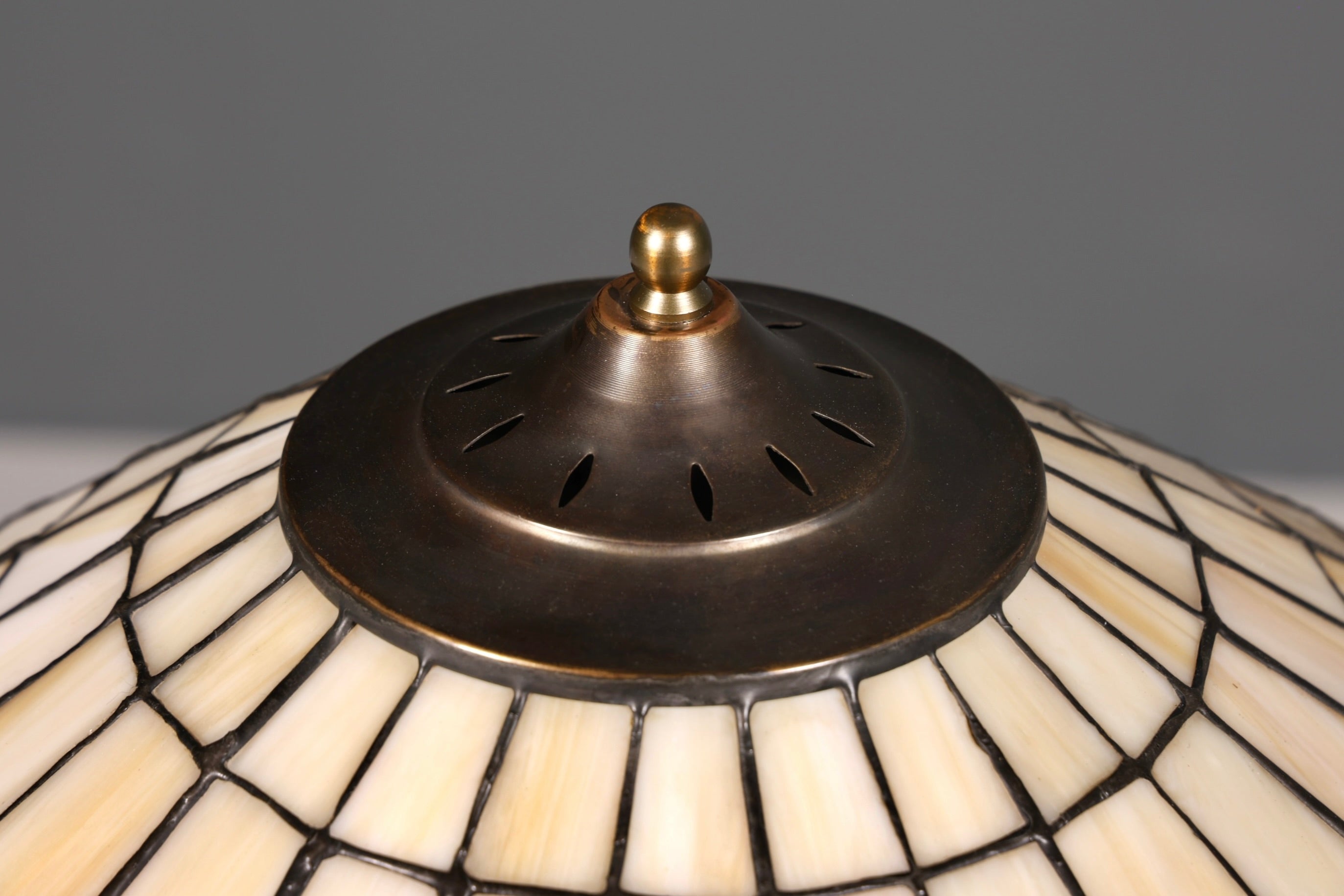 Lampe de table Tiffany ancienne au style onirique, abat-jour en verre, pied en laiton, lampe ornée