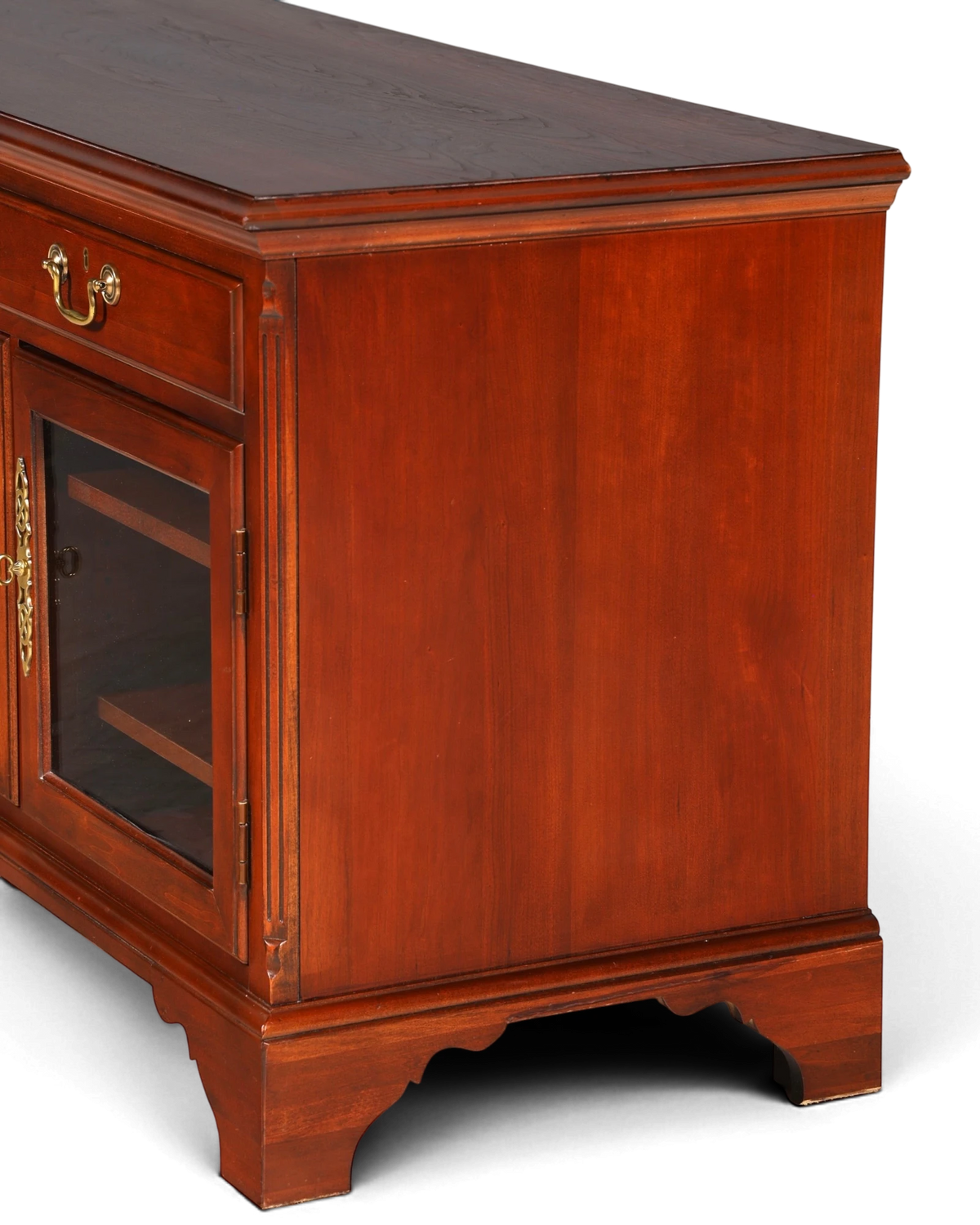 Hauptstadt Möblerei H866 Sideboard aus dunklem Holz mit Glasvitrine und Messingbeschlägen im klassischen Stil