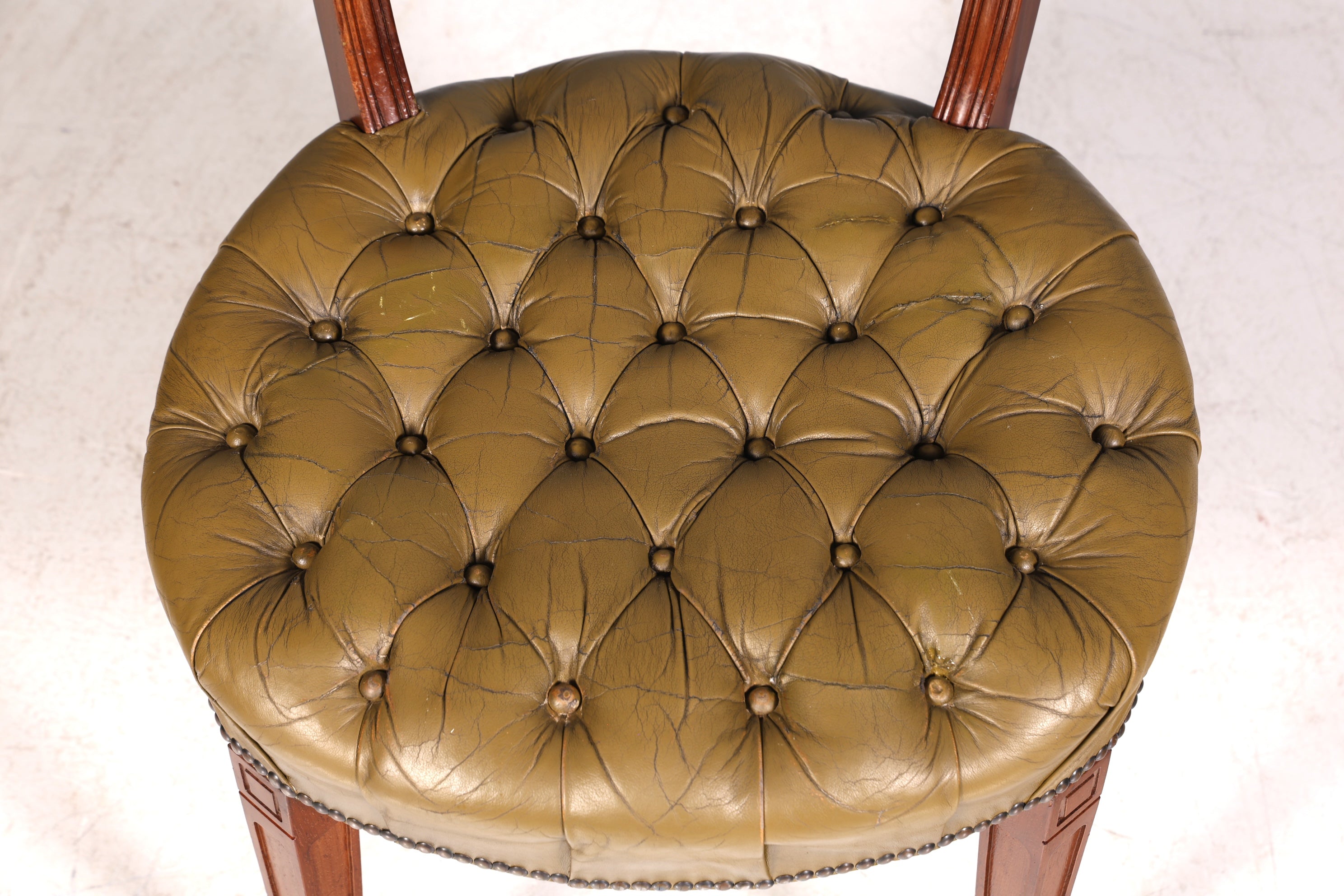 Magnifique fauteuil Chesterfield, chaise secrétaire Anno Dom, chaise de cuisine anglaise en cuir véritable, 1 sur 4