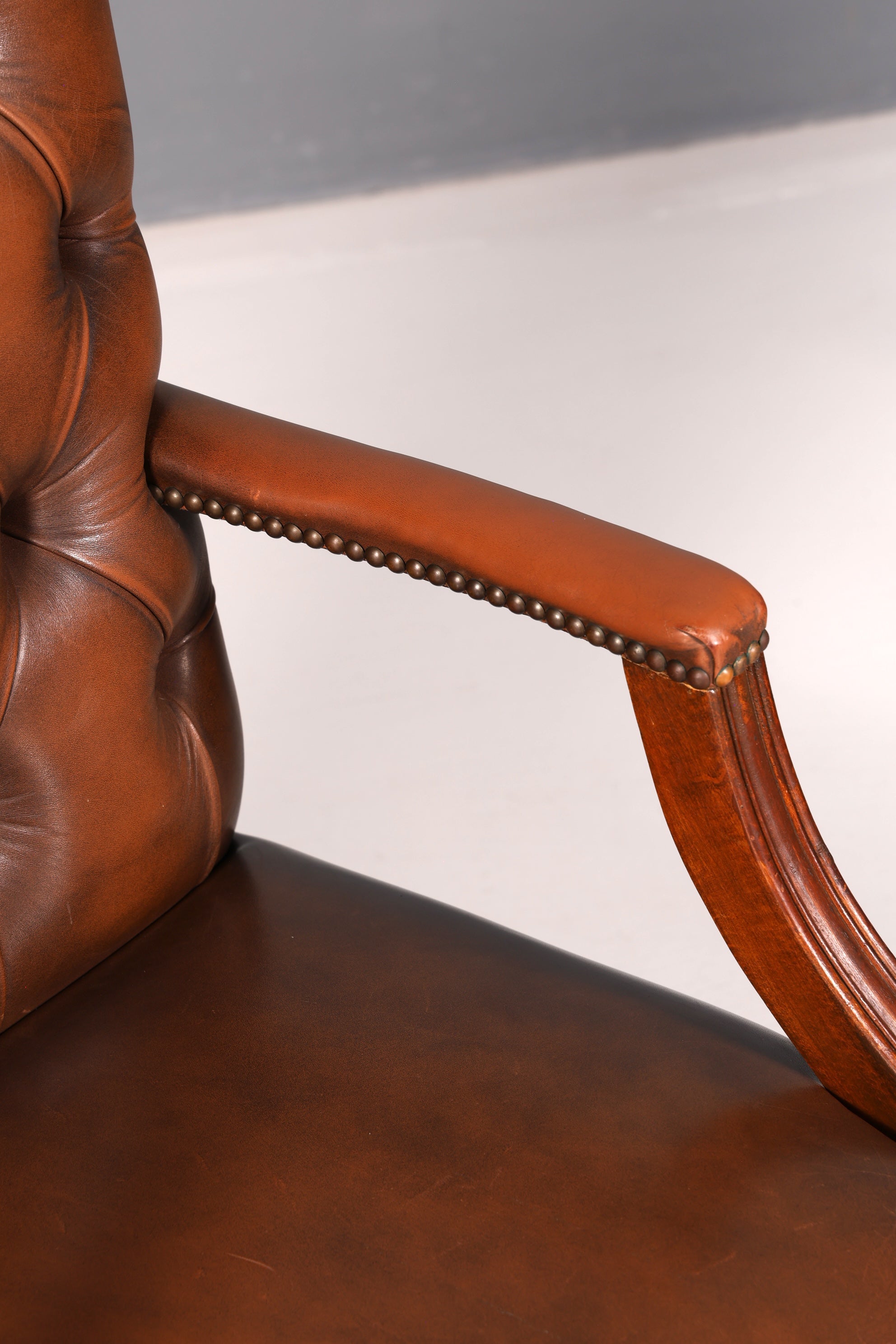 Wunderschöner Original Chesterfield Armlehnstuhl Braun Echt Leder Englisch Herrensessel Schreibtischstuhl Sekretär Stuhl Bürostuhl Antik 2 von 2
